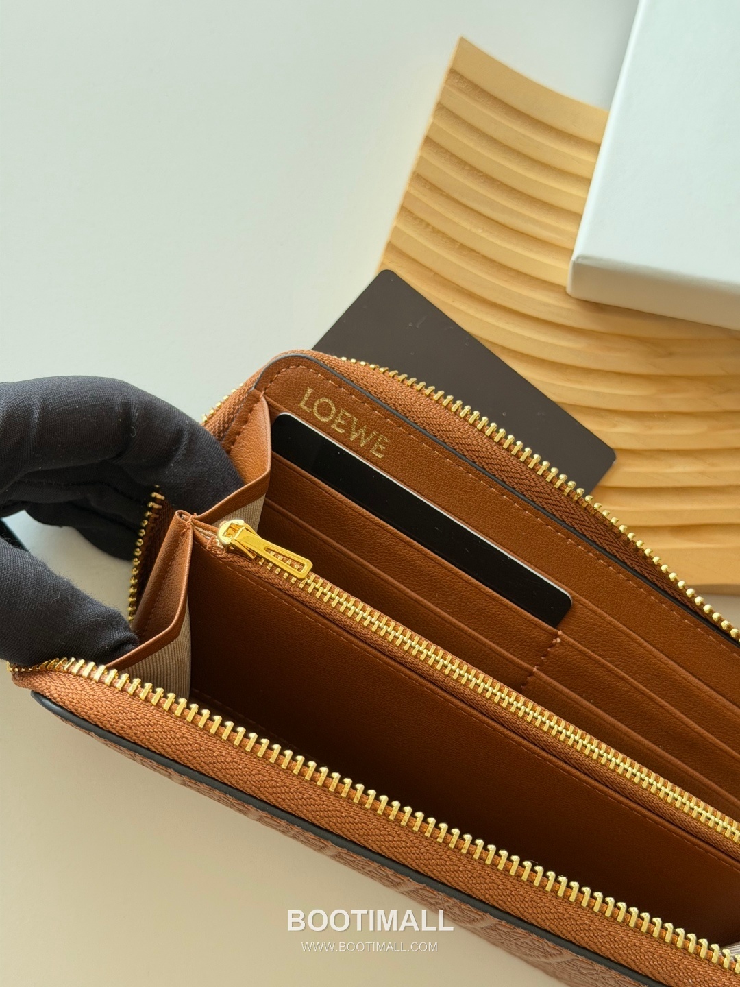 Loewe Zip Long Embossed Calfskin Wallet with Dual Compartment Coin Pocket Detail 로에베 엠보스드 카프스킨 듀얼 컴파트먼트 지퍼 장지갑 L1136 19cm 6