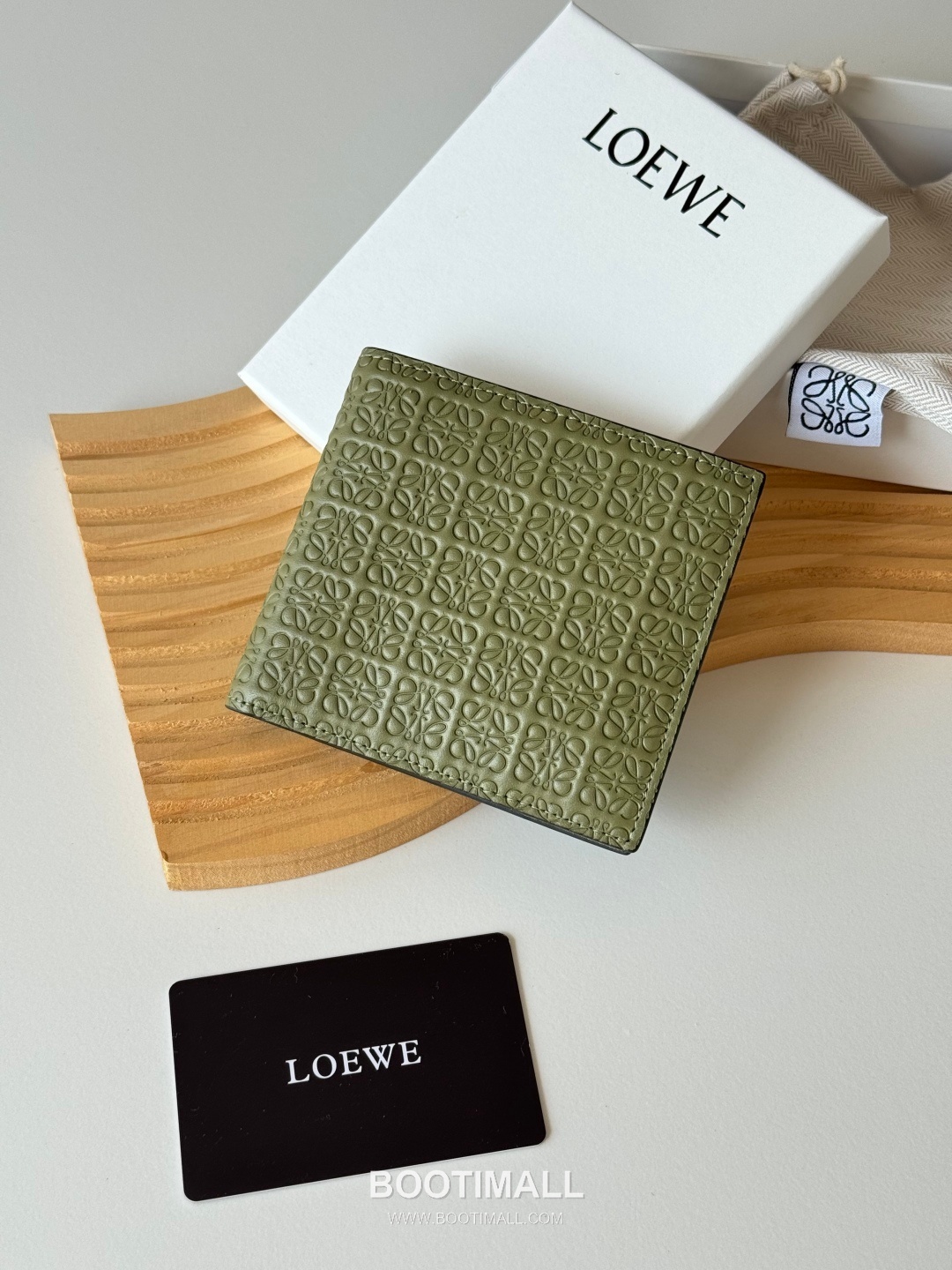 Loewe Puzzle Embossed Calfskin Bi-Fold Wallet with Geometric Detail 로에베 퍼즐 엠보스드 카프스킨 지오메트릭 디테일 반지갑 L1137 11cm 1