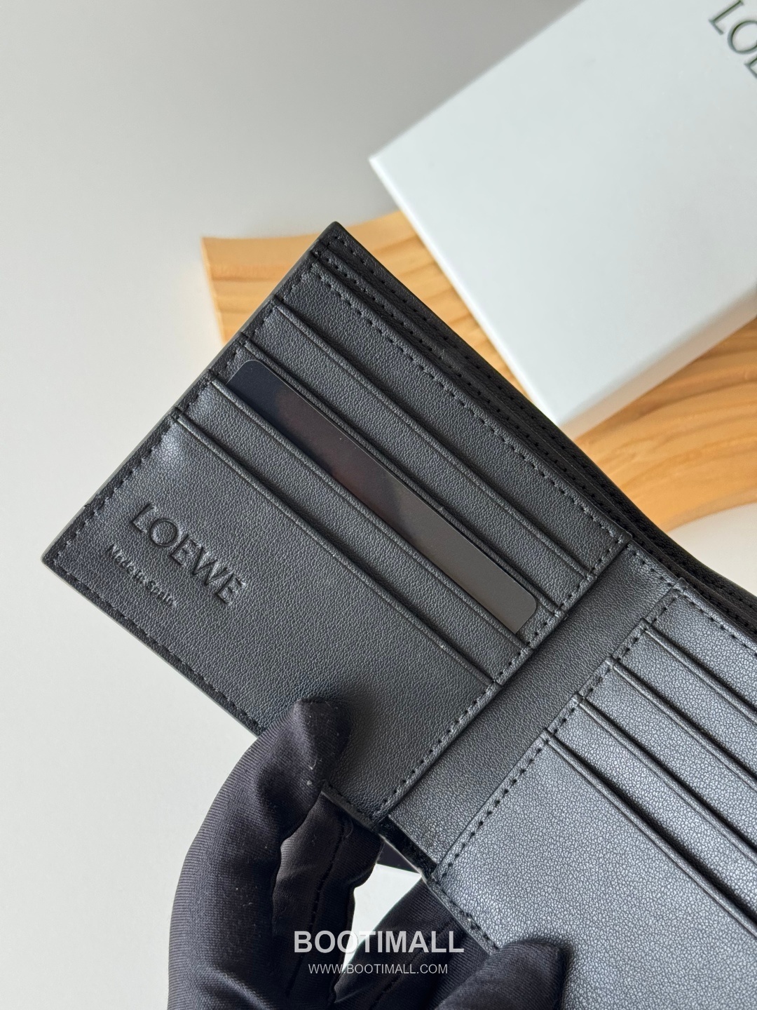 Loewe Puzzle Embossed Calfskin Bi-Fold Wallet with Geometric Detail 로에베 퍼즐 엠보스드 카프스킨 지오메트릭 디테일 반지갑 L1137 11cm 5