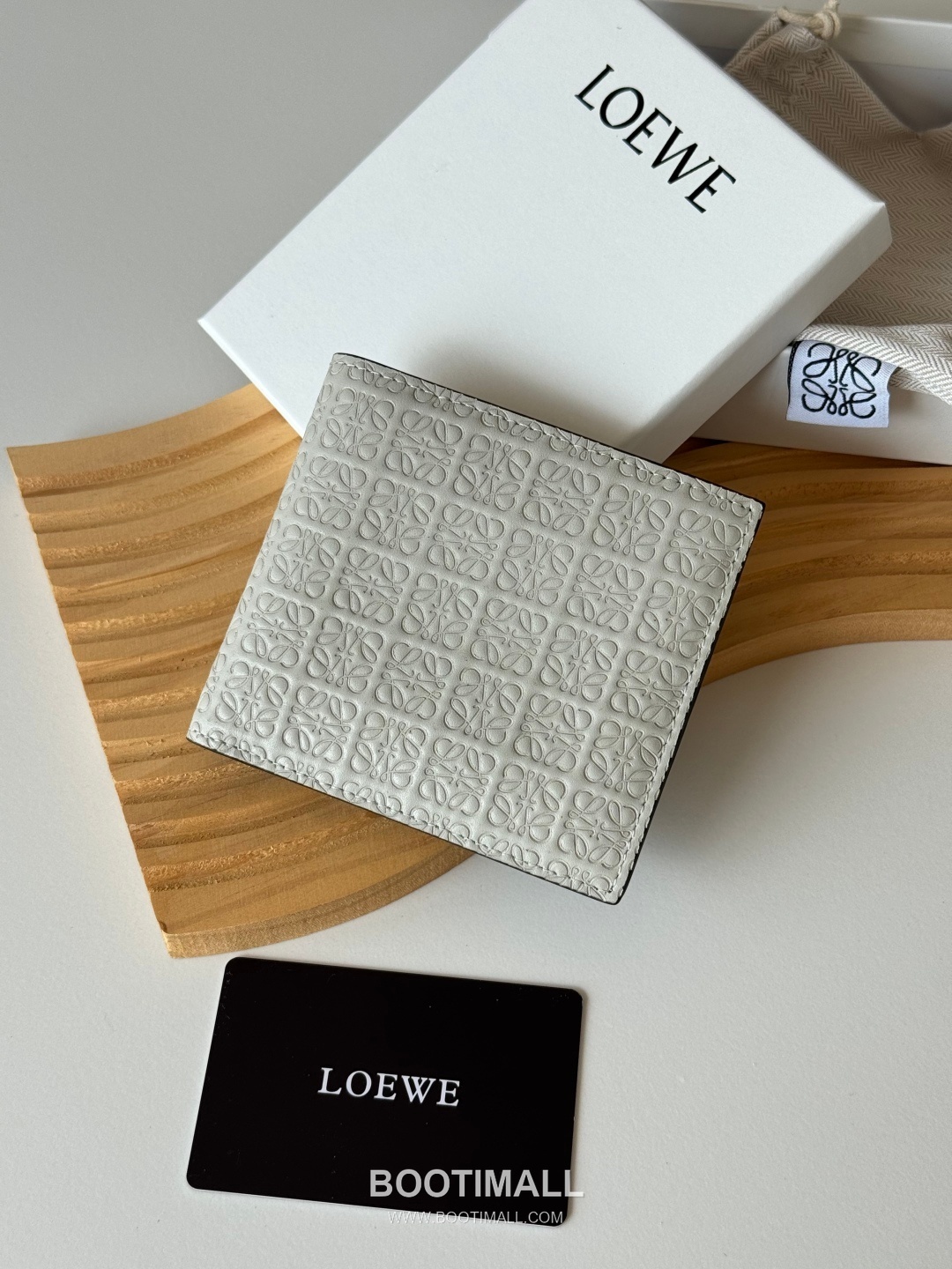 Loewe Puzzle Embossed Calfskin Bi-Fold Wallet with Geometric Detail 로에베 퍼즐 엠보스드 카프스킨 지오메트릭 디테일 반지갑 L1137 11cm 1
