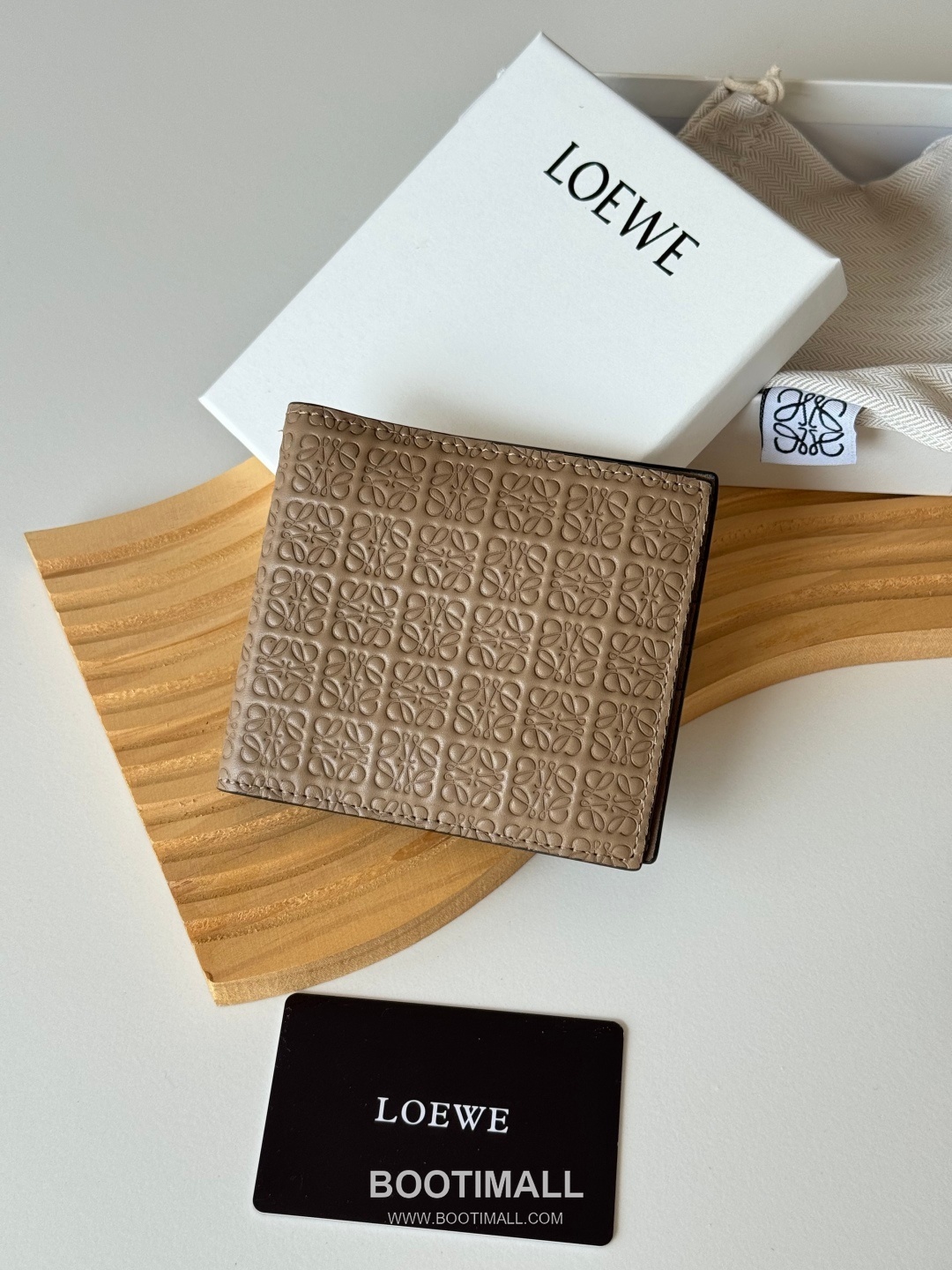 Loewe Puzzle Embossed Calfskin Bi-Fold Wallet with Geometric Detail 로에베 퍼즐 엠보스드 카프스킨 지오메트릭 디테일 반지갑 L1137 11cm 1