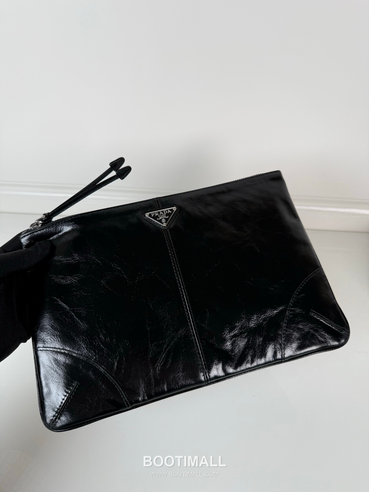 Prada Oiled Wax Leather Clutch Bag with Triangle Logo and Zip Closure 프라다 오일드 왁스 레더 트라이앵글 로고 지퍼 클러치백 2NH006A 28cm 4