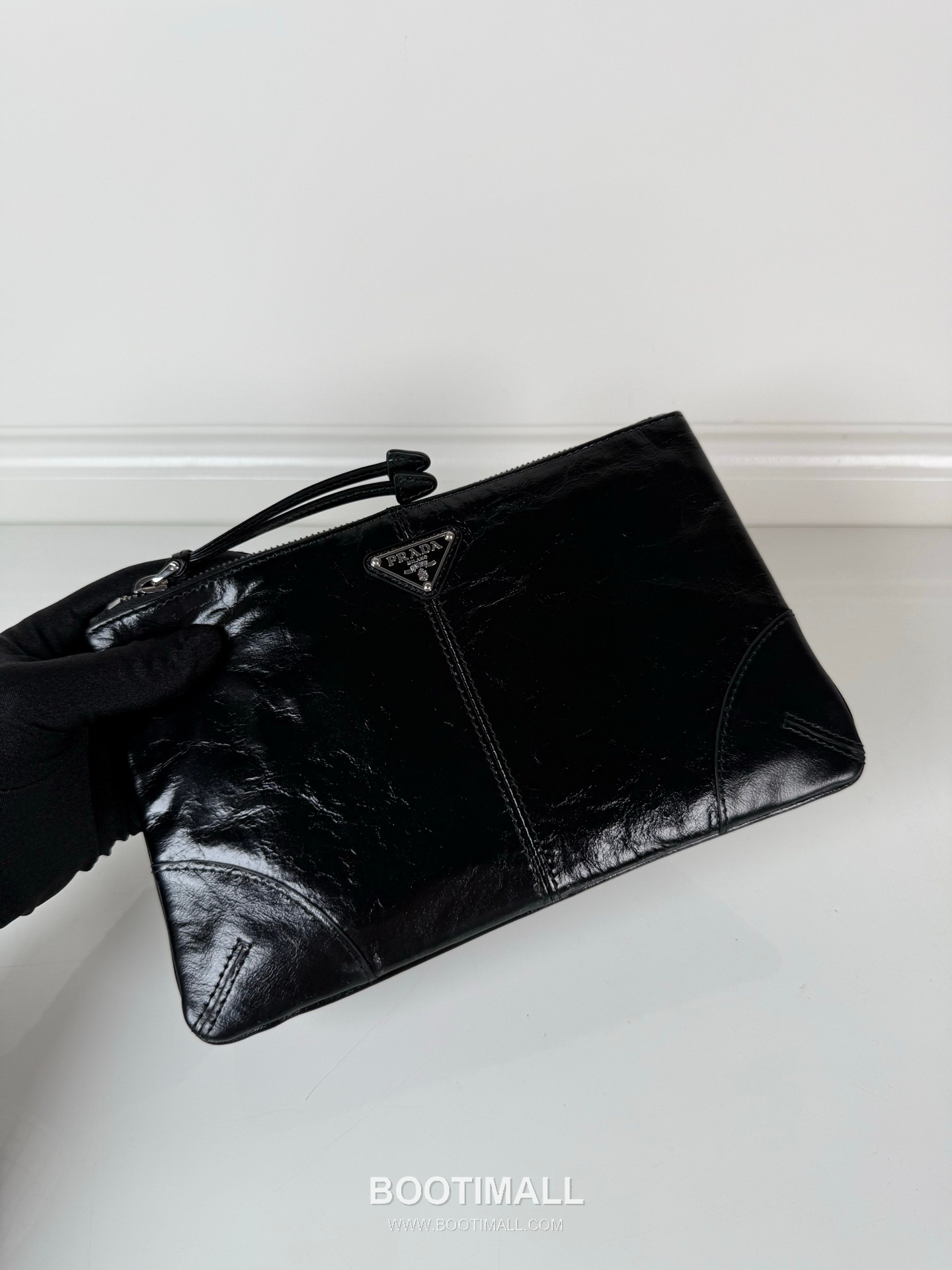 Prada Oiled Wax Leather Clutch Bag with Triangle Logo and Zip Closure 프라다 오일드 왁스 레더 트라이앵글 로고 지퍼 클러치백 2MB052 24cm 4