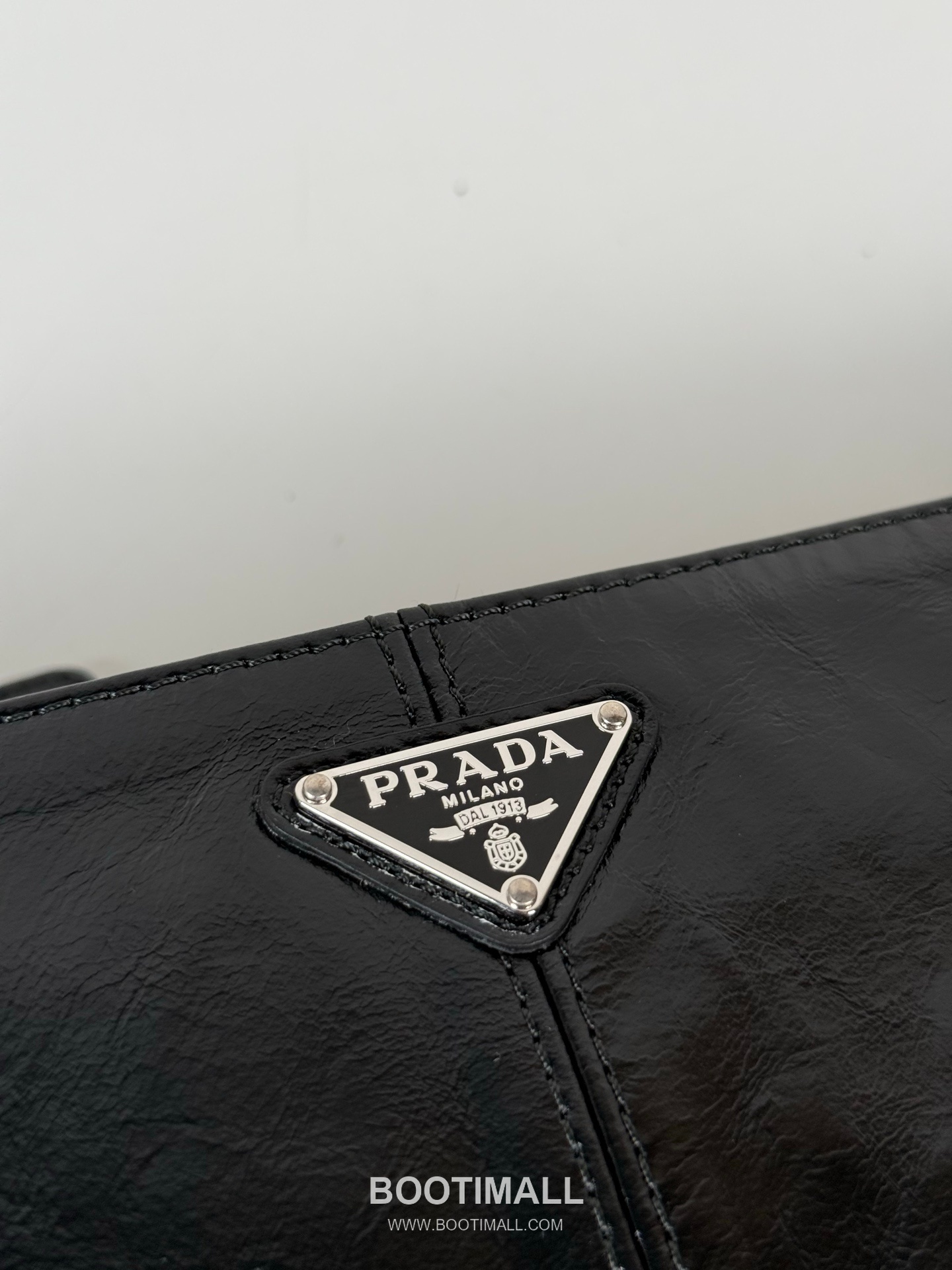 Prada Oiled Wax Leather Clutch Bag with Triangle Logo and Zip Closure 프라다 오일드 왁스 레더 트라이앵글 로고 지퍼 클러치백 2MB052 24cm 6