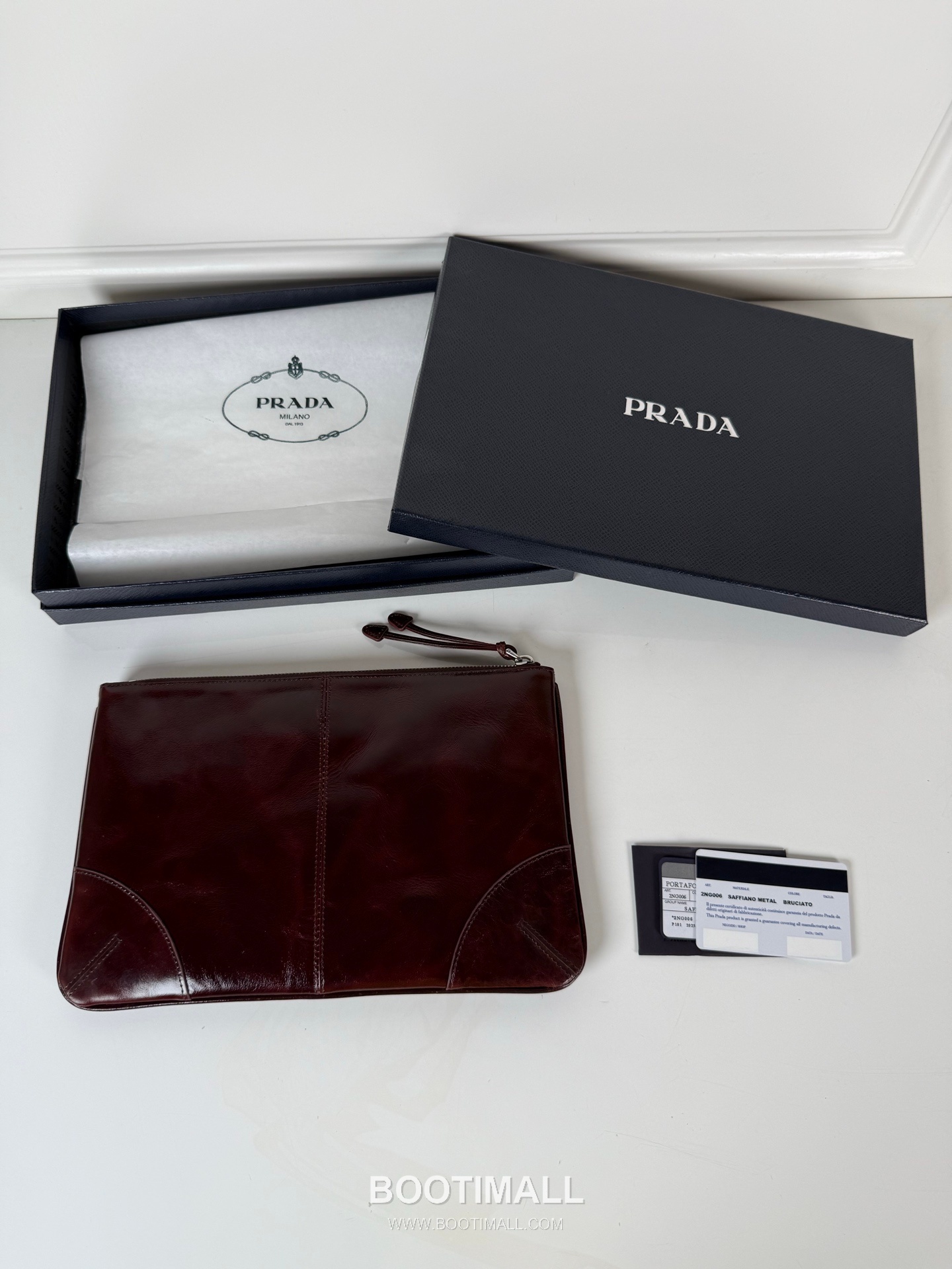 Prada Oiled Wax Leather Clutch Bag with Triangle Logo and Zip Closure 프라다 오일드 왁스 레더 트라이앵글 로고 지퍼 클러치백 2NH006A 28cm 2