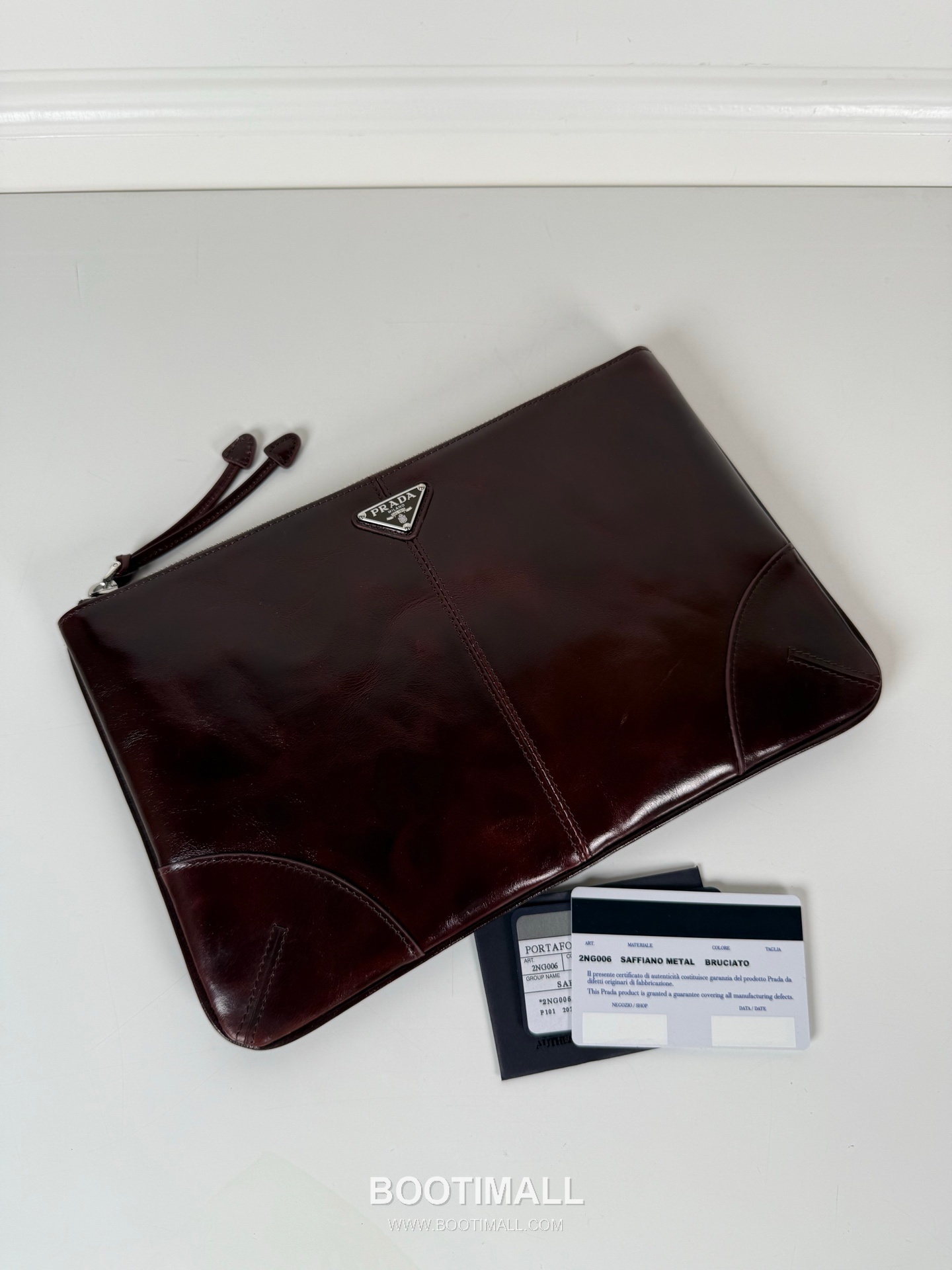 Prada Oiled Wax Leather Clutch Bag with Triangle Logo and Zip Closure 프라다 오일드 왁스 레더 트라이앵글 로고 지퍼 클러치백 2NH006A 28cm 3