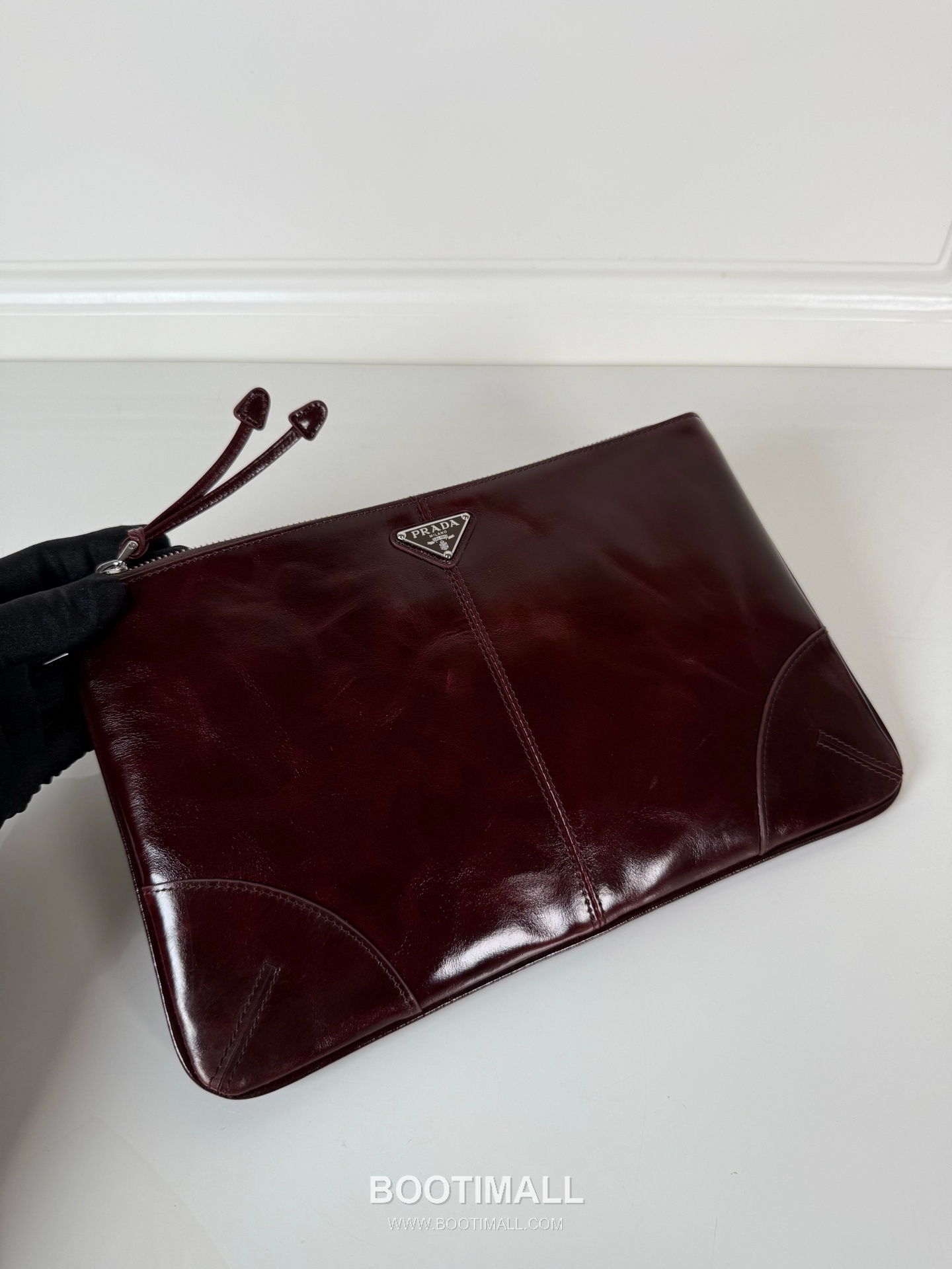 Prada Oiled Wax Leather Clutch Bag with Triangle Logo and Zip Closure 프라다 오일드 왁스 레더 트라이앵글 로고 지퍼 클러치백 2NH006A 28cm 4