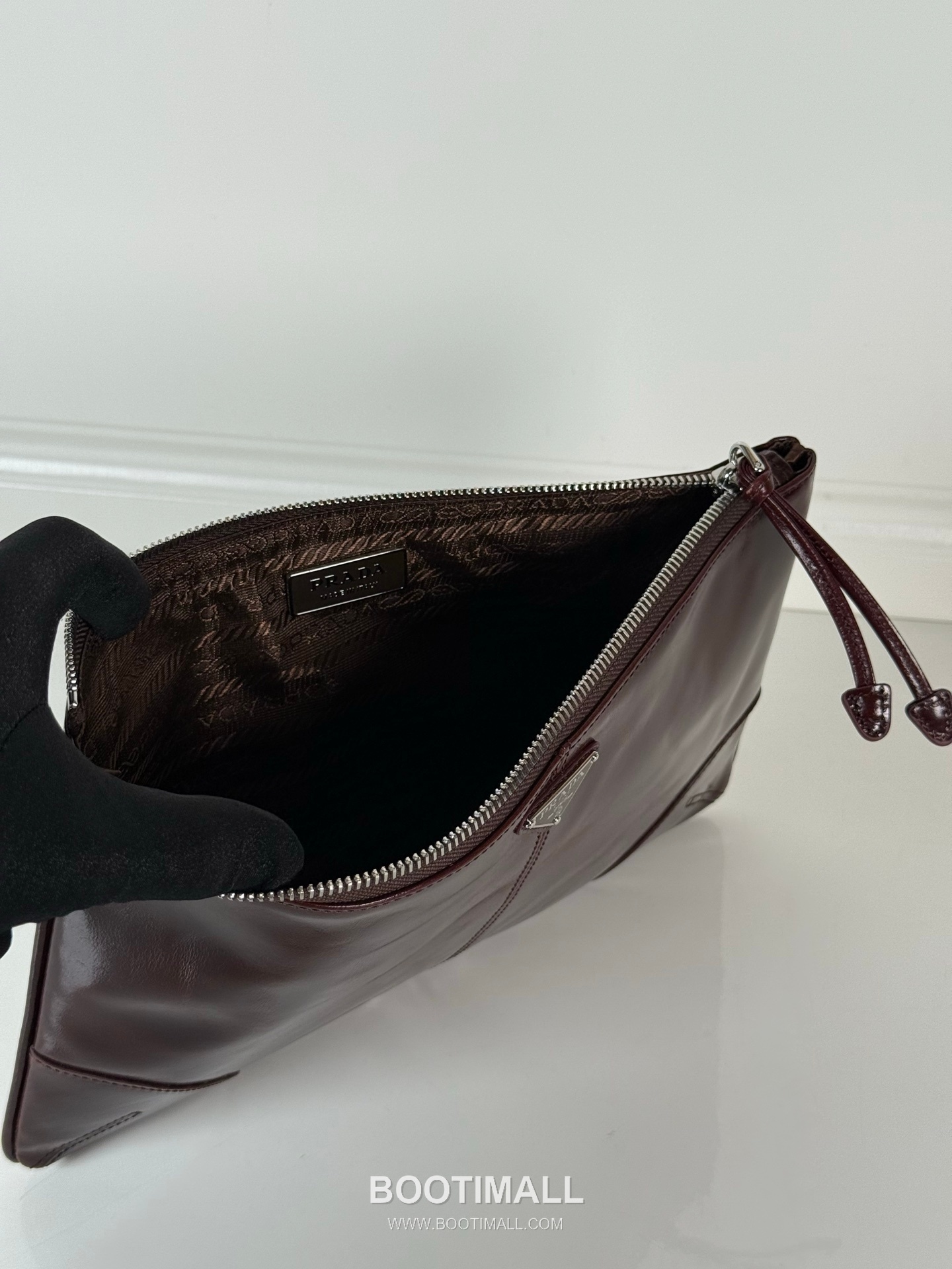 Prada Oiled Wax Leather Clutch Bag with Triangle Logo and Zip Closure 프라다 오일드 왁스 레더 트라이앵글 로고 지퍼 클러치백 2NH006A 28cm 7