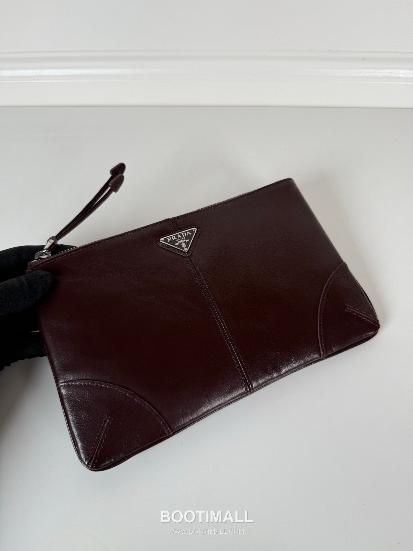 Prada Oiled Wax Leather Clutch Bag with Triangle Logo and Zip Closure 프라다 오일드 왁스 레더 트라이앵글 로고 지퍼 클러치백 2MB052 24cm 4