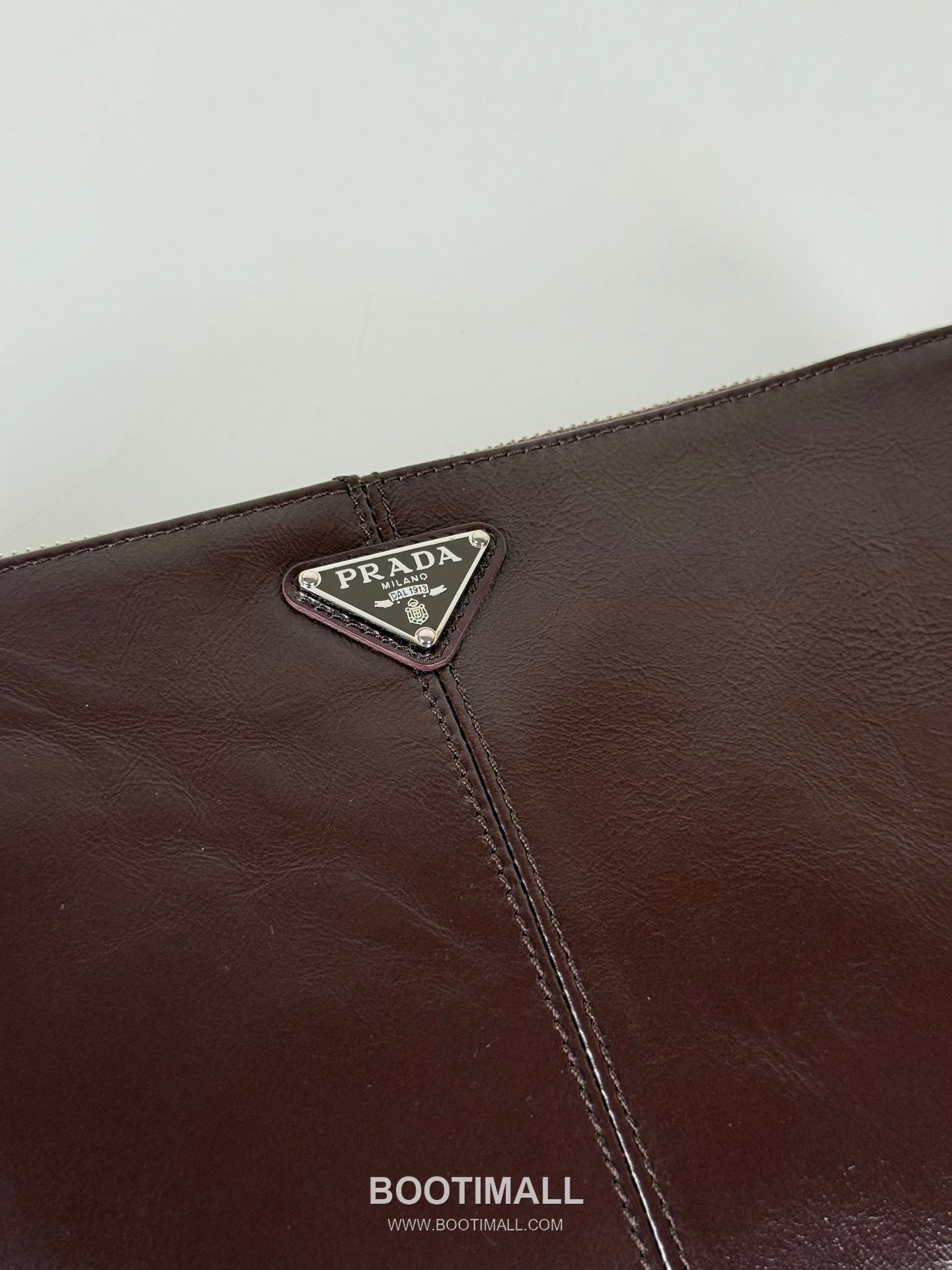 Prada Oiled Wax Leather Clutch Bag with Triangle Logo and Zip Closure 프라다 오일드 왁스 레더 트라이앵글 로고 지퍼 클러치백 2MB052 24cm 6