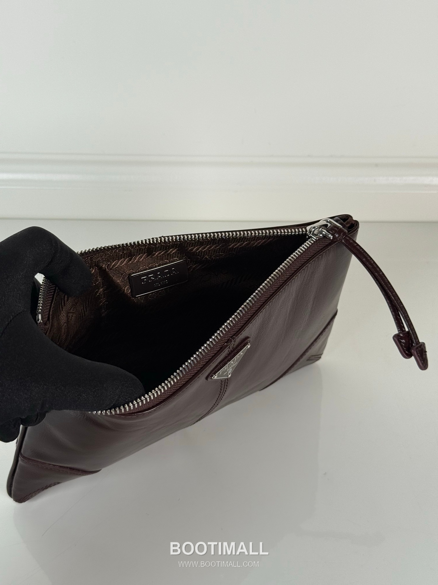 Prada Oiled Wax Leather Clutch Bag with Triangle Logo and Zip Closure 프라다 오일드 왁스 레더 트라이앵글 로고 지퍼 클러치백 2MB052 24cm 7