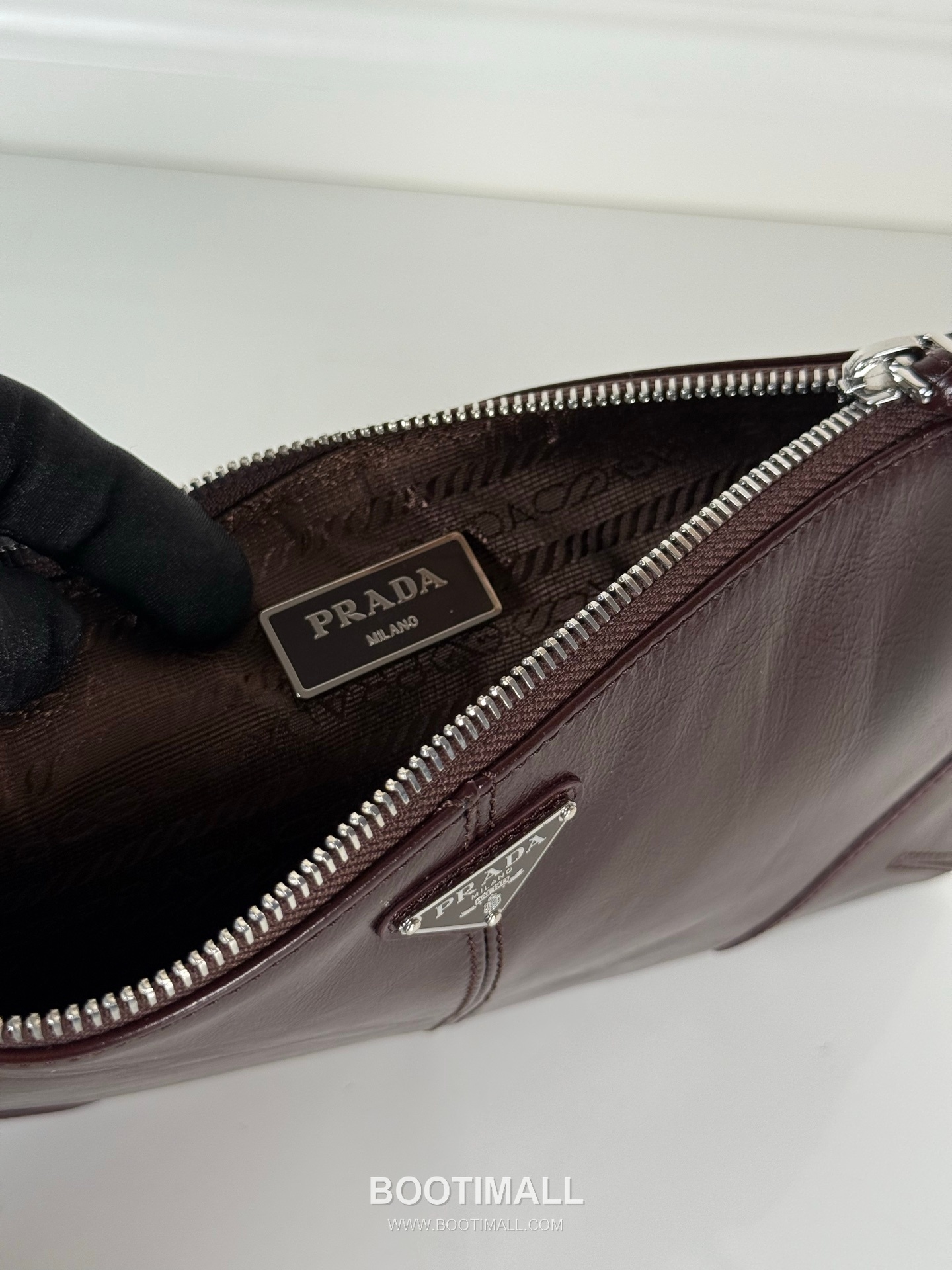 Prada Oiled Wax Leather Clutch Bag with Triangle Logo and Zip Closure 프라다 오일드 왁스 레더 트라이앵글 로고 지퍼 클러치백 2MB052 24cm 8