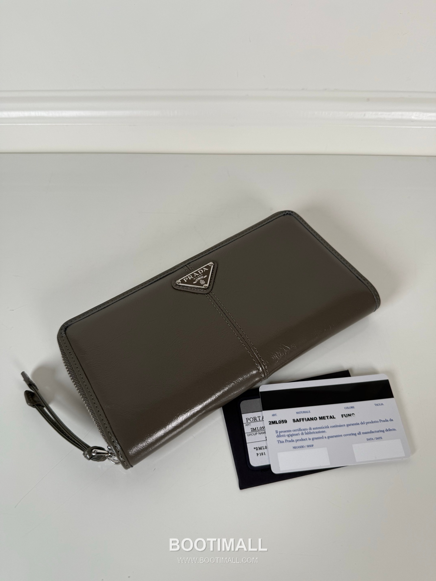 Prada Oiled Wax Calfskin Zip Pouch with Triangle Silver Logo Detail 프라다 오일드 왁스 카프스킨 트라이앵글 실버 로고 지퍼 파우치 2ML059 20cm 3