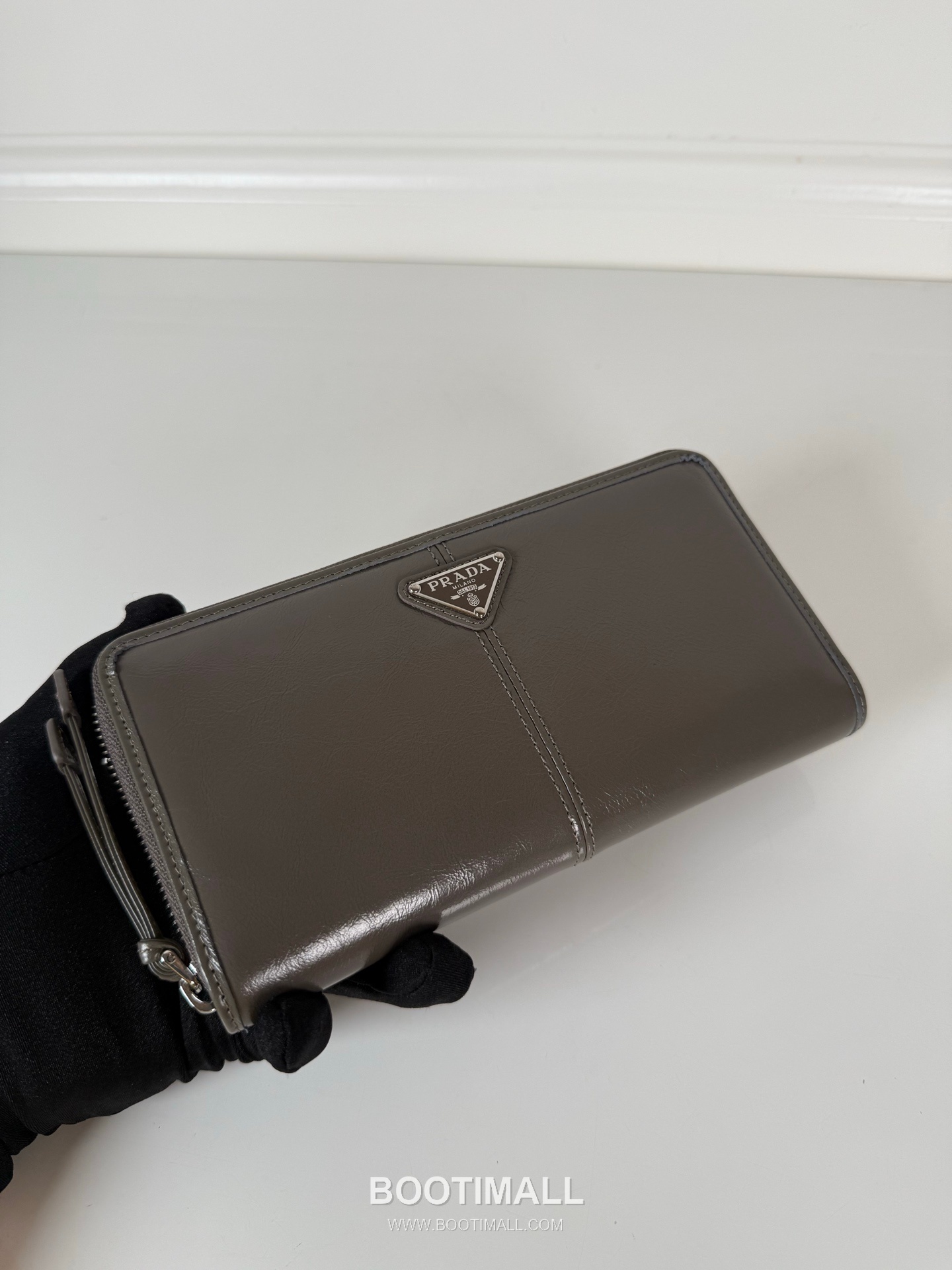 Prada Oiled Wax Calfskin Zip Pouch with Triangle Silver Logo Detail 프라다 오일드 왁스 카프스킨 트라이앵글 실버 로고 지퍼 파우치 2ML059 20cm 4