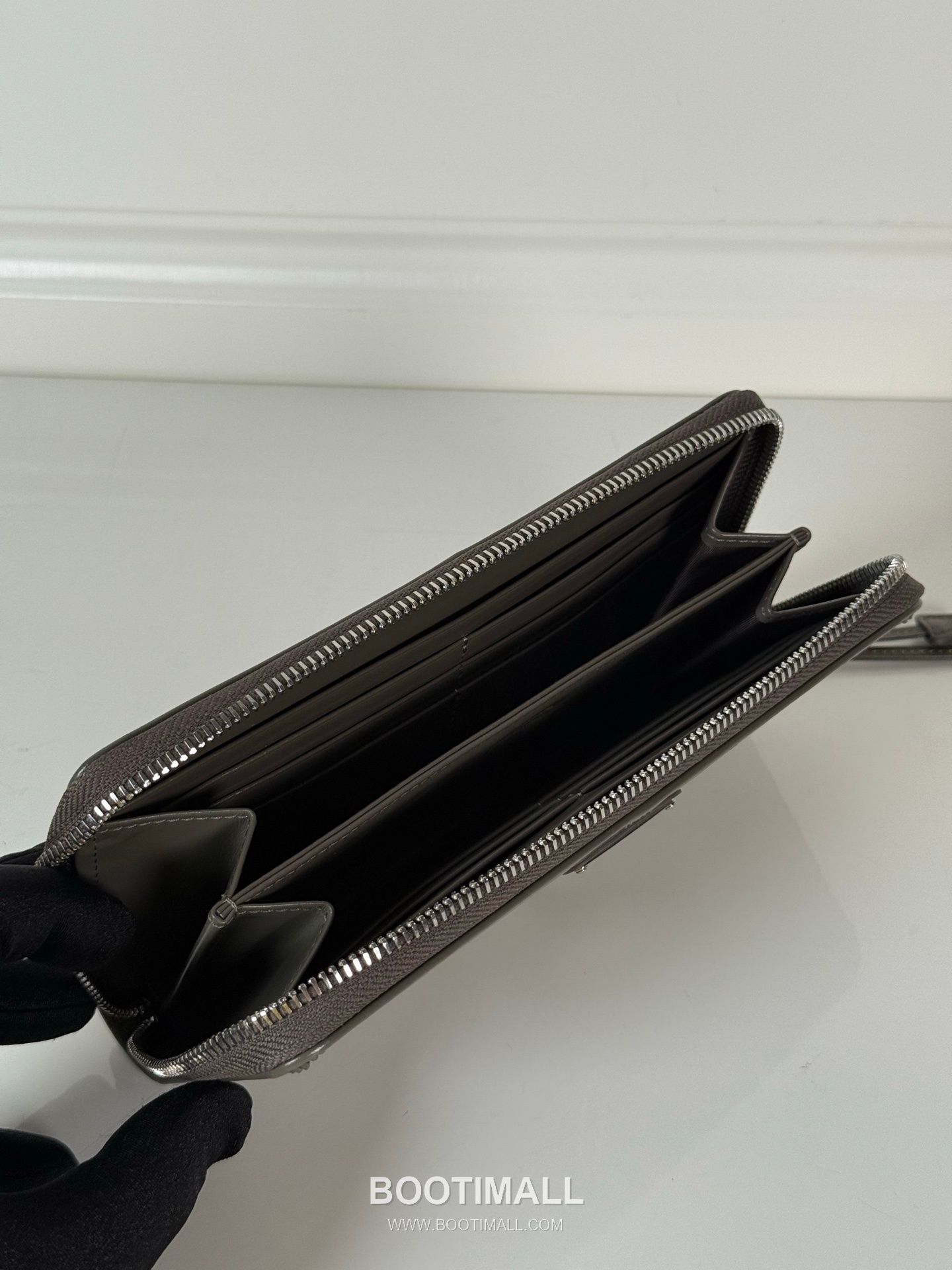 Prada Oiled Wax Calfskin Zip Pouch with Triangle Silver Logo Detail 프라다 오일드 왁스 카프스킨 트라이앵글 실버 로고 지퍼 파우치 2ML059 20cm 7