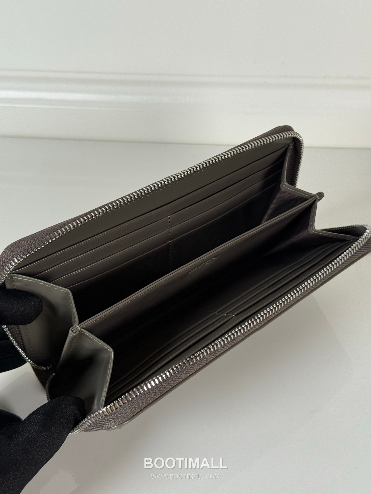 Prada Oiled Wax Calfskin Zip Pouch with Triangle Silver Logo Detail 프라다 오일드 왁스 카프스킨 트라이앵글 실버 로고 지퍼 파우치 2ML059 20cm 8