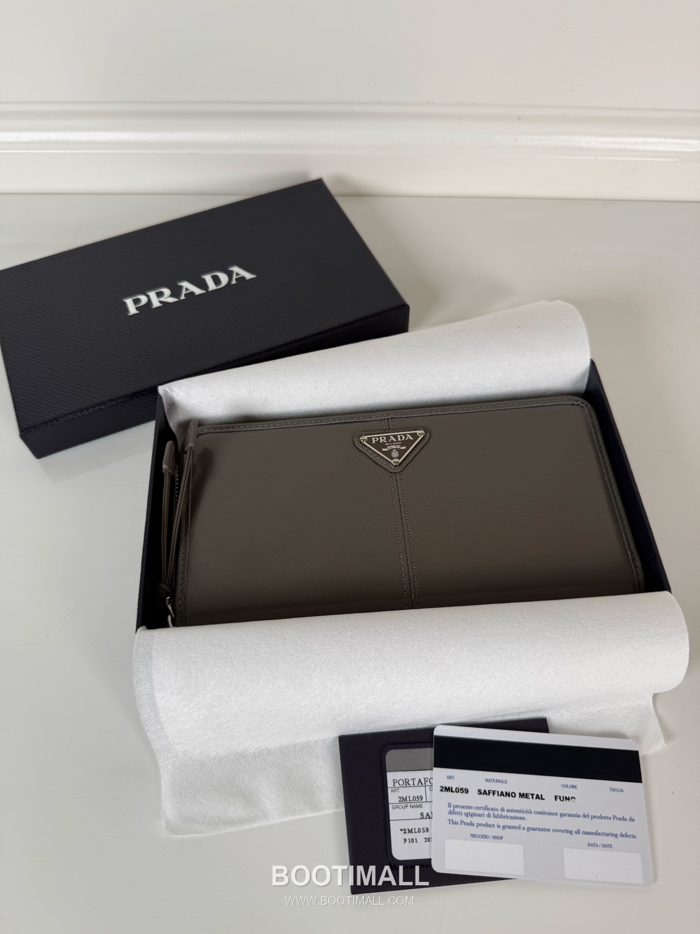 Prada Oiled Wax Calfskin Zip Pouch with Triangle Silver Logo Detail 프라다 오일드 왁스 카프스킨 트라이앵글 실버 로고 지퍼 파우치 2ML059 20cm 9