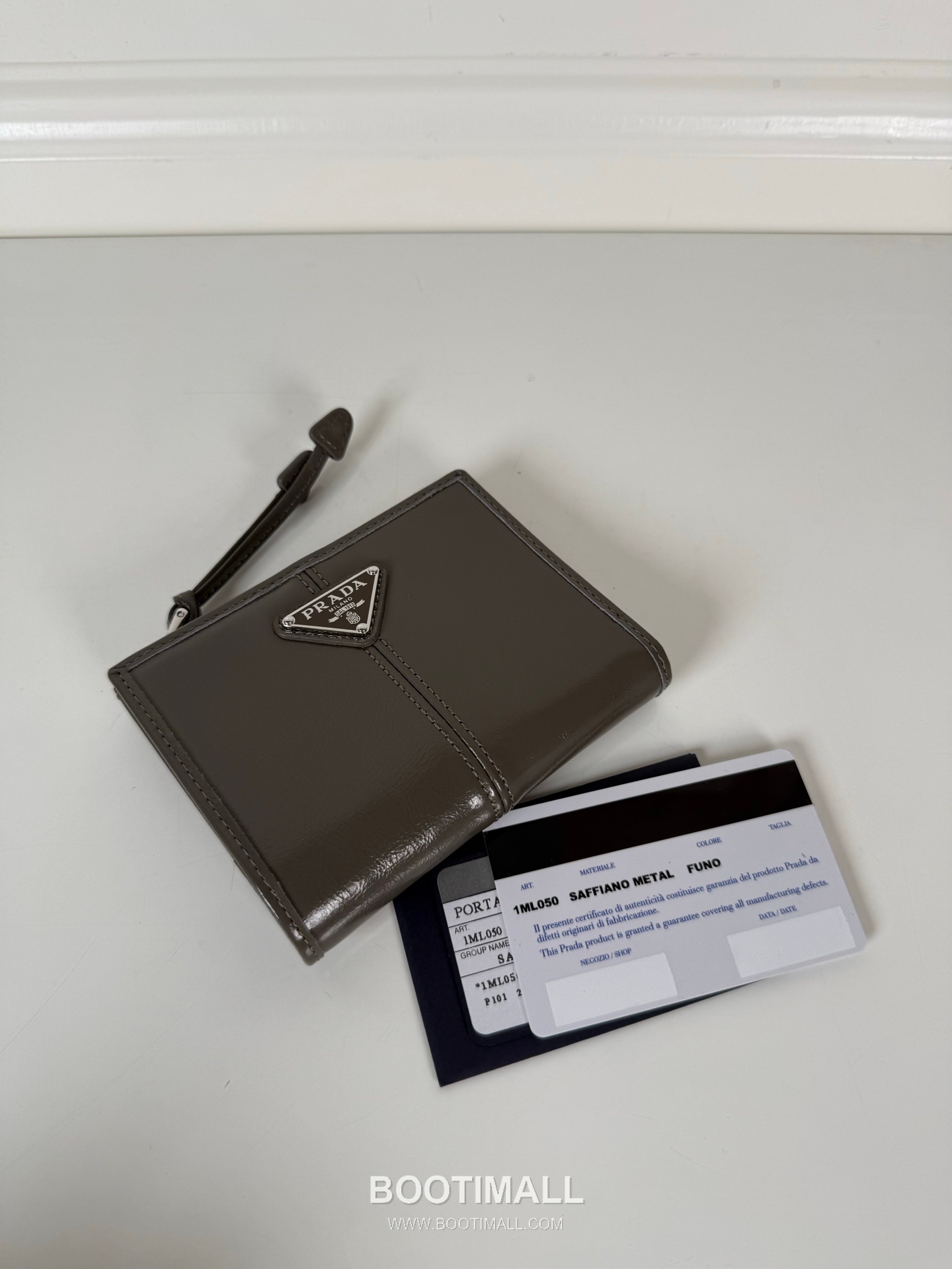 Prada Oiled Wax Calfskin Bi-Fold Wallet with Zip Coin Pocket Multi Slot Detail 프라다 오일드 왁스 카프스킨 지퍼 코인포켓 멀티 슬롯 반지갑 1ML050 11.5cm 3