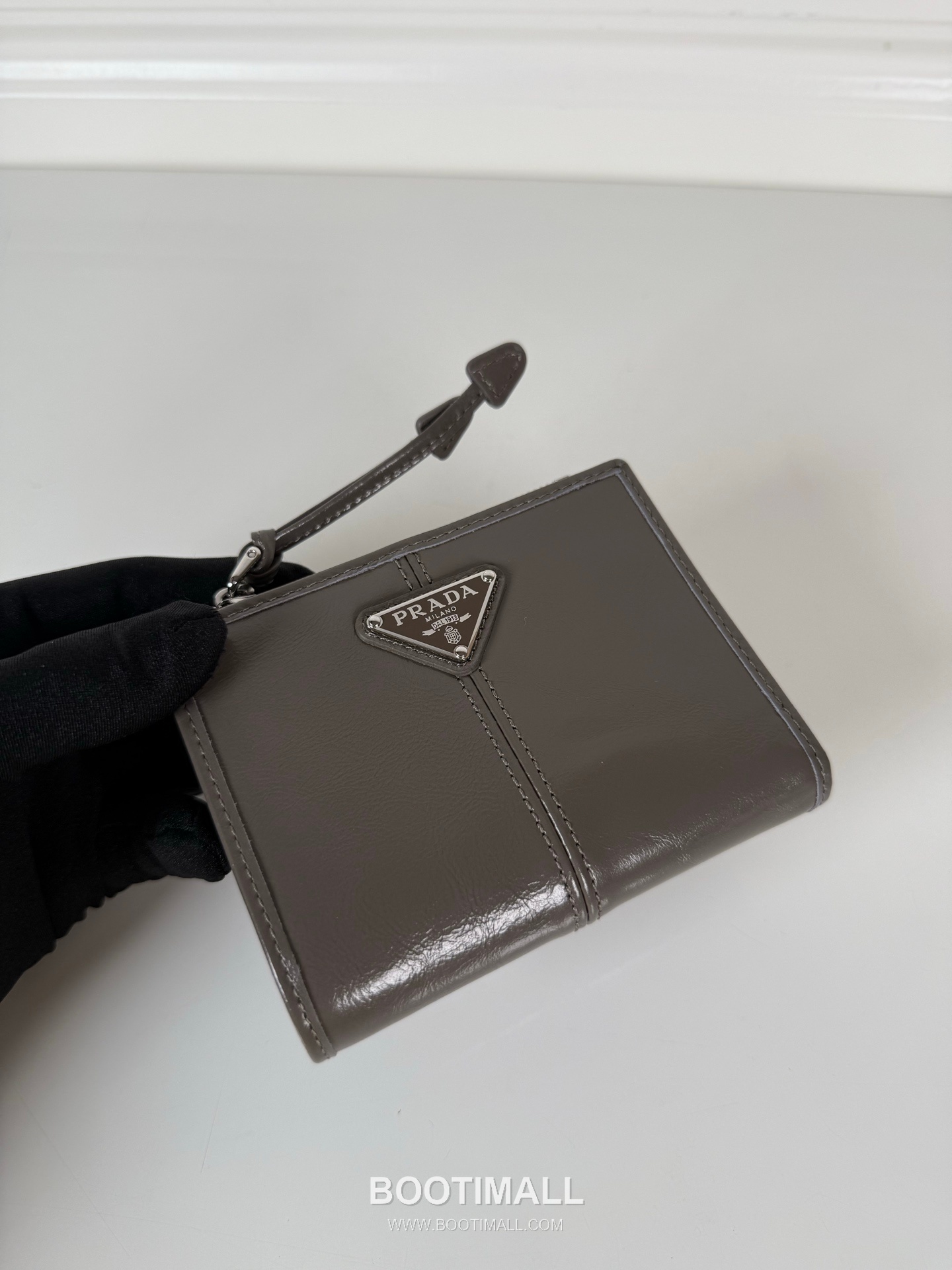 Prada Oiled Wax Calfskin Bi-Fold Wallet with Zip Coin Pocket Multi Slot Detail 프라다 오일드 왁스 카프스킨 지퍼 코인포켓 멀티 슬롯 반지갑 1ML050 11.5cm 4