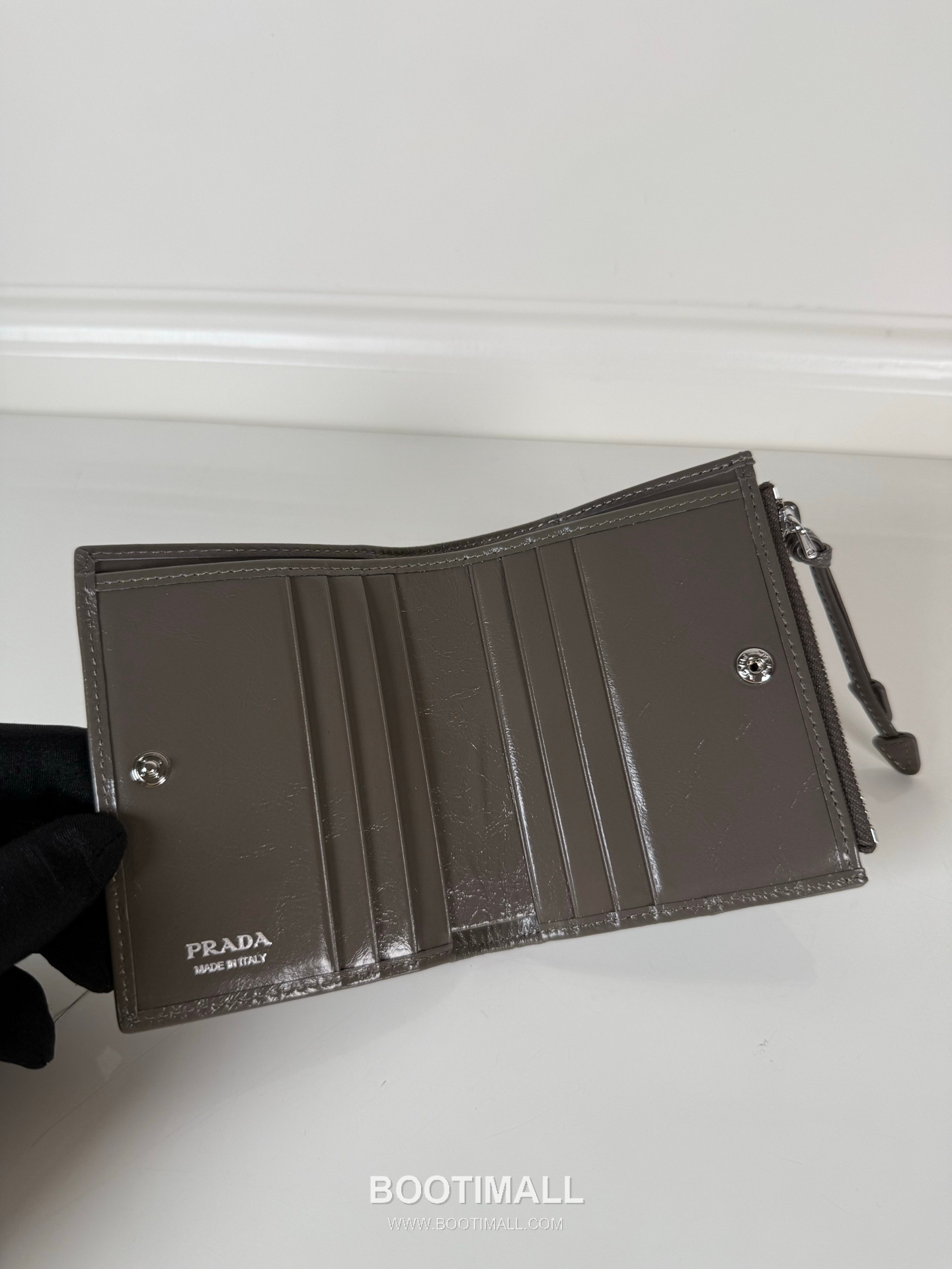 Prada Oiled Wax Calfskin Bi-Fold Wallet with Zip Coin Pocket Multi Slot Detail 프라다 오일드 왁스 카프스킨 지퍼 코인포켓 멀티 슬롯 반지갑 1ML050 11.5cm 6