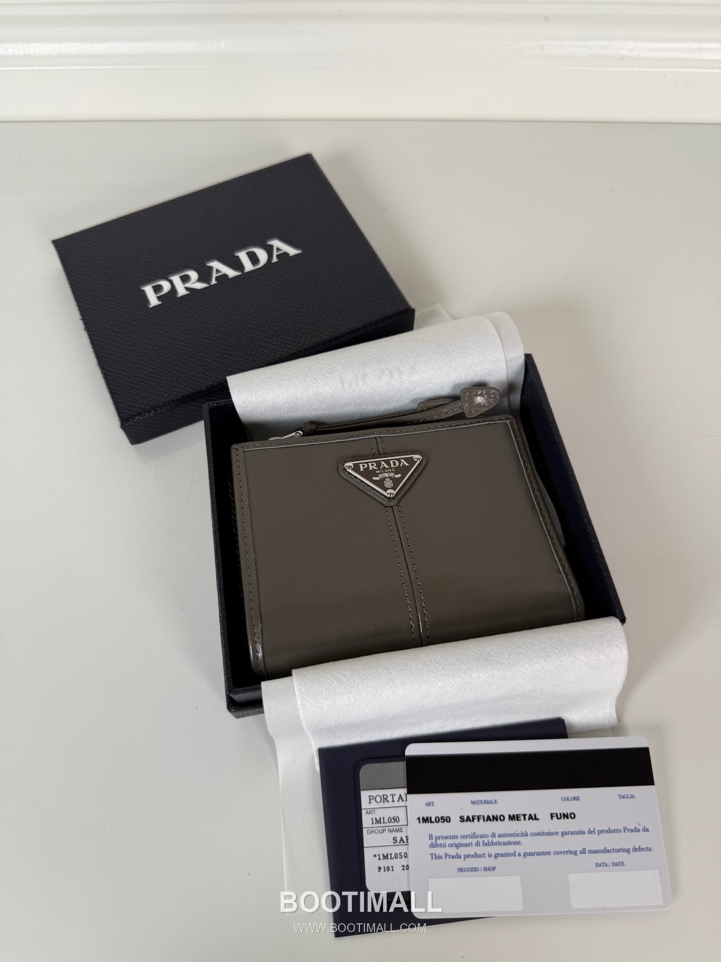 Prada Oiled Wax Calfskin Bi-Fold Wallet with Zip Coin Pocket Multi Slot Detail 프라다 오일드 왁스 카프스킨 지퍼 코인포켓 멀티 슬롯 반지갑 1ML050 11.5cm 9