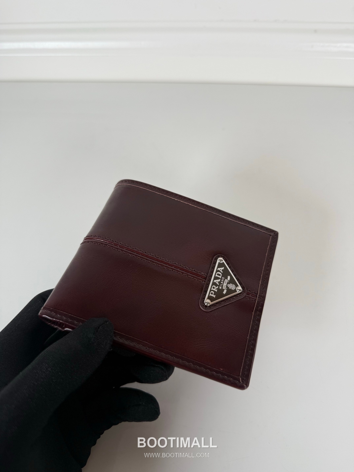 Prada Oiled Wax Calfskin Bi-Fold Wallet with Multi Card Slot Detail 프라다 오일드 왁스 카프스킨 멀티 카드 슬롯 반지갑 2M0513 11cm 3