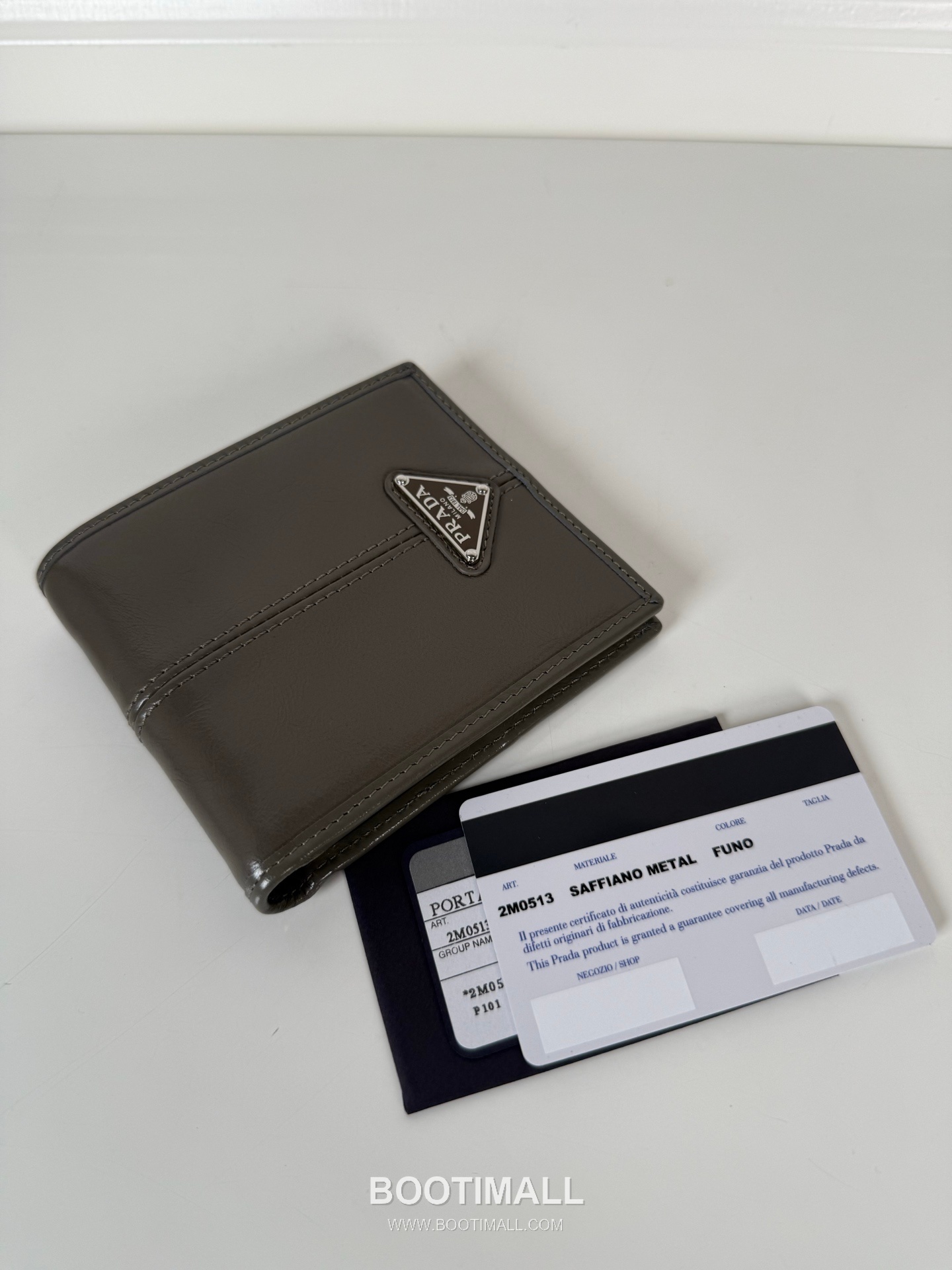 Prada Oiled Wax Calfskin Bi-Fold Wallet with Multi Card Slot Detail 프라다 오일드 왁스 카프스킨 멀티 카드 슬롯 반지갑 2M0513 11cm 3