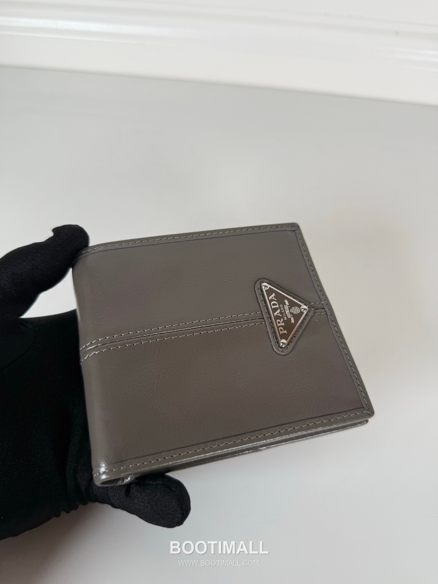 Prada Oiled Wax Calfskin Bi-Fold Wallet with Multi Card Slot Detail 프라다 오일드 왁스 카프스킨 멀티 카드 슬롯 반지갑 2M0513 11cm 4