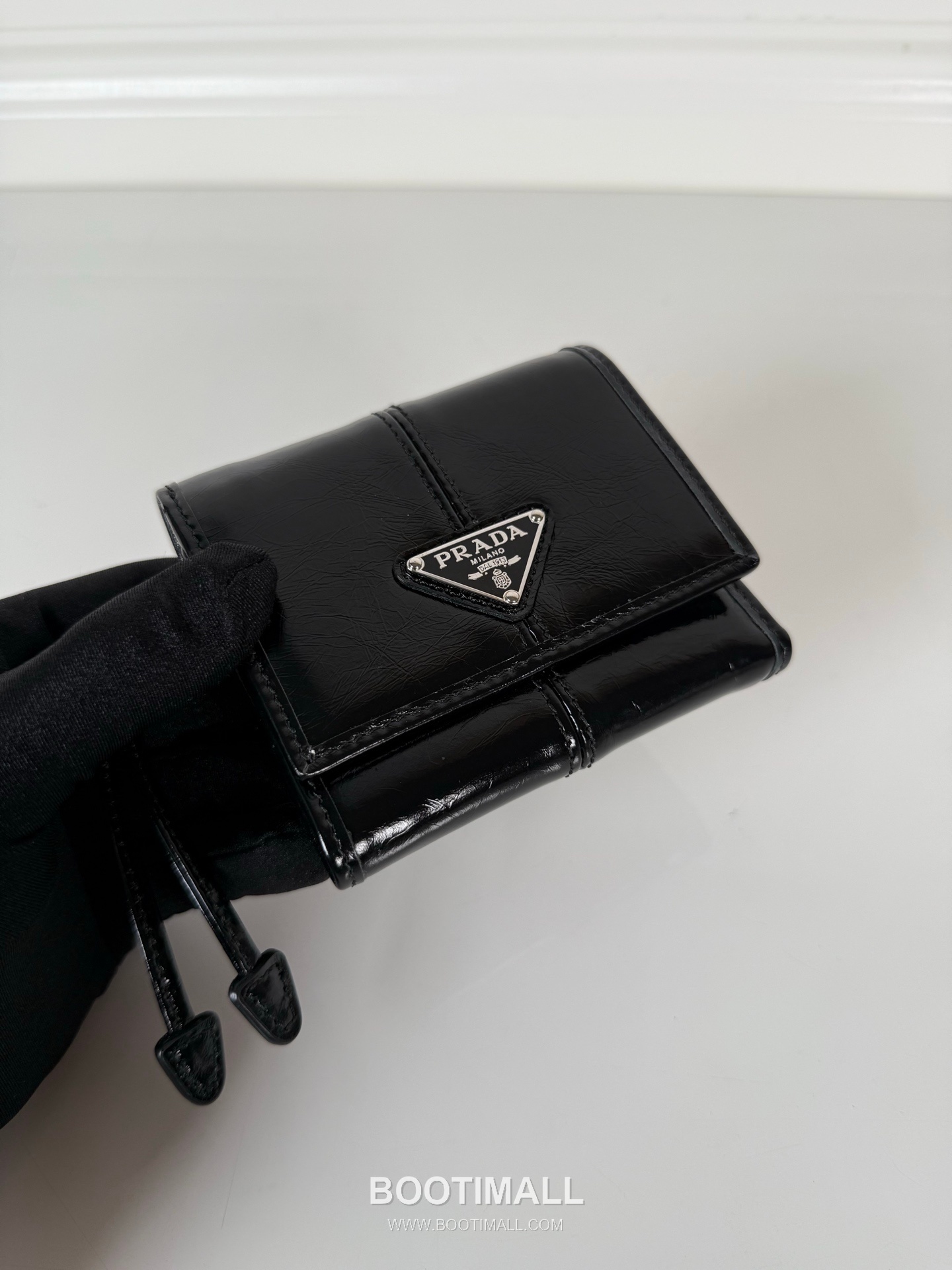 Prada Oiled Wax Calfskin Bi-Fold Wallet with Flap Coin Pocket Multi Slot Detail 프라다 오일드 왁스 카프스킨 플랩 코인포켓 멀티 슬롯 반지갑 1MH043 10cm 4