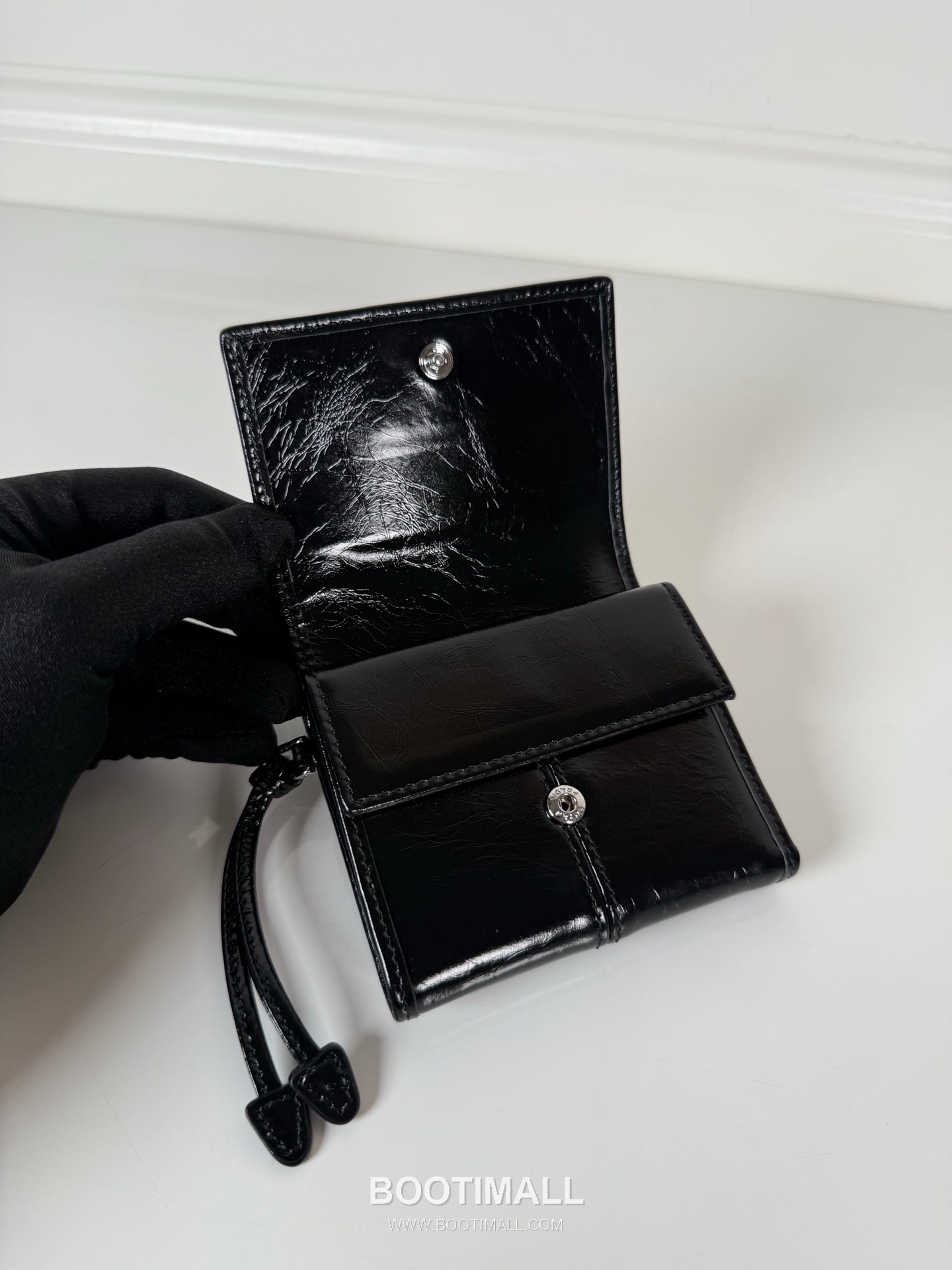 Prada Oiled Wax Calfskin Bi-Fold Wallet with Flap Coin Pocket Multi Slot Detail 프라다 오일드 왁스 카프스킨 플랩 코인포켓 멀티 슬롯 반지갑 1MH043 10cm 6