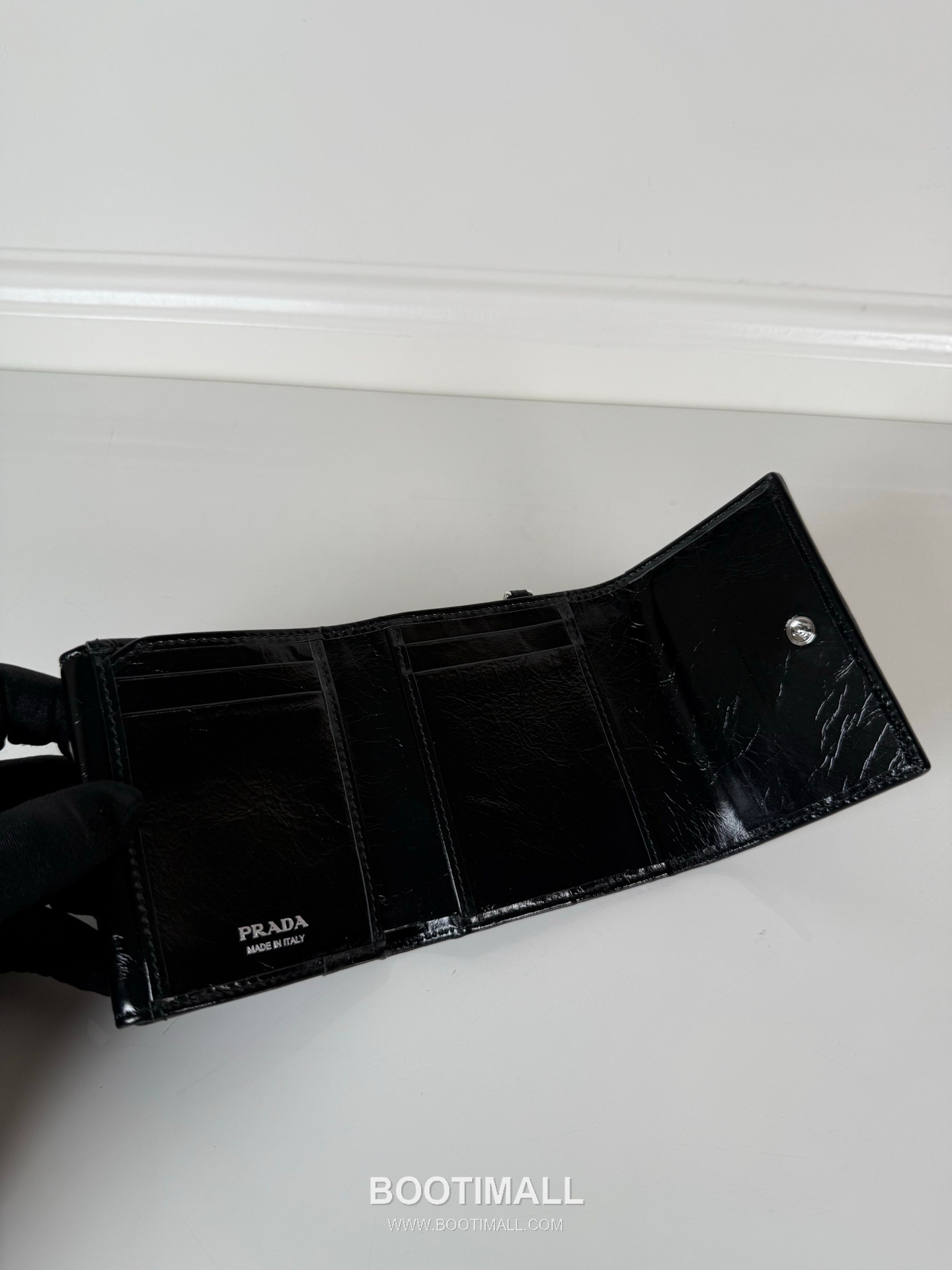 Prada Oiled Wax Calfskin Bi-Fold Wallet with Flap Coin Pocket Multi Slot Detail 프라다 오일드 왁스 카프스킨 플랩 코인포켓 멀티 슬롯 반지갑 1MH043 10cm 7