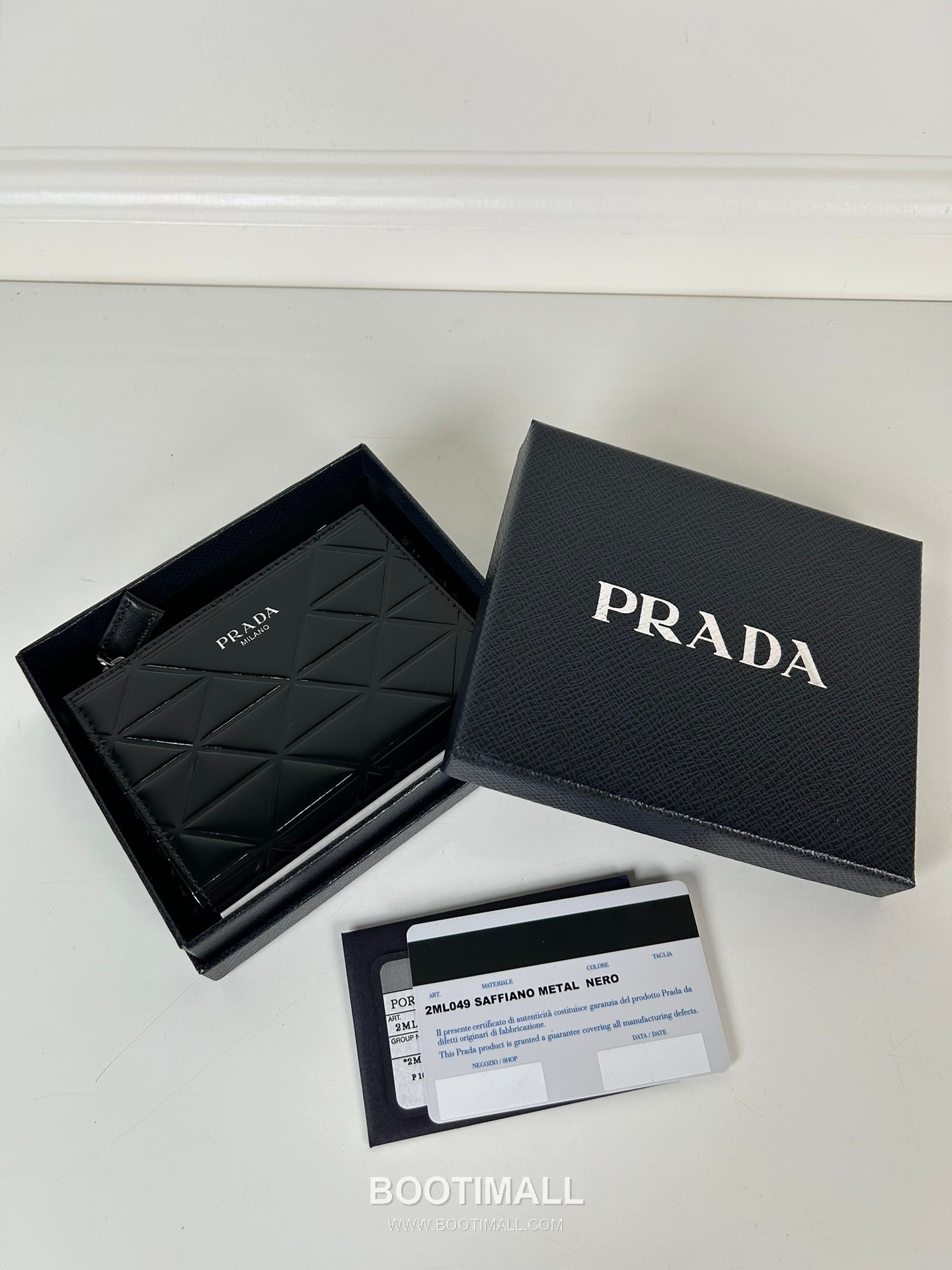 Prada Patent Quilted Calfskin Bi-Fold Wallet with Zip Coin Pocket Multi Slot Detail 프라다 페이턴트 퀼팅 카프스킨 지퍼 코인포켓 멀티 슬롯 반지갑 1ML049 11.5cm 1