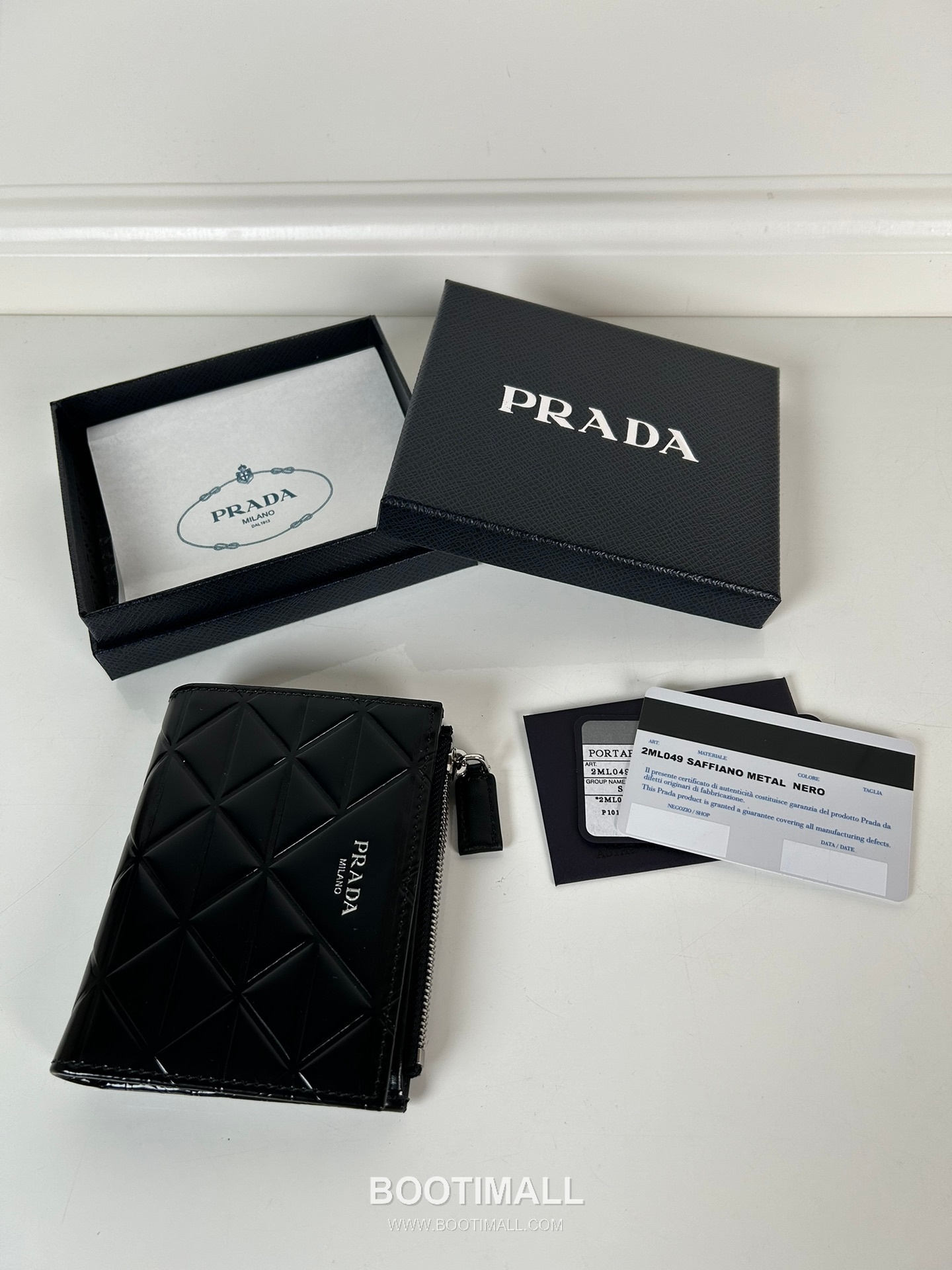 Prada Patent Quilted Calfskin Bi-Fold Wallet with Zip Coin Pocket Multi Slot Detail 프라다 페이턴트 퀼팅 카프스킨 지퍼 코인포켓 멀티 슬롯 반지갑 1ML049 11.5cm 2