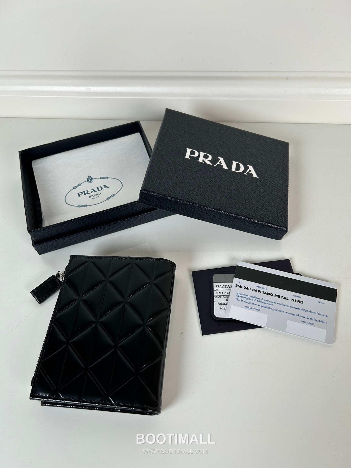 Prada Patent Quilted Calfskin Bi-Fold Wallet with Zip Coin Pocket Multi Slot Detail 프라다 페이턴트 퀼팅 카프스킨 지퍼 코인포켓 멀티 슬롯 반지갑 1ML049 11.5cm 3