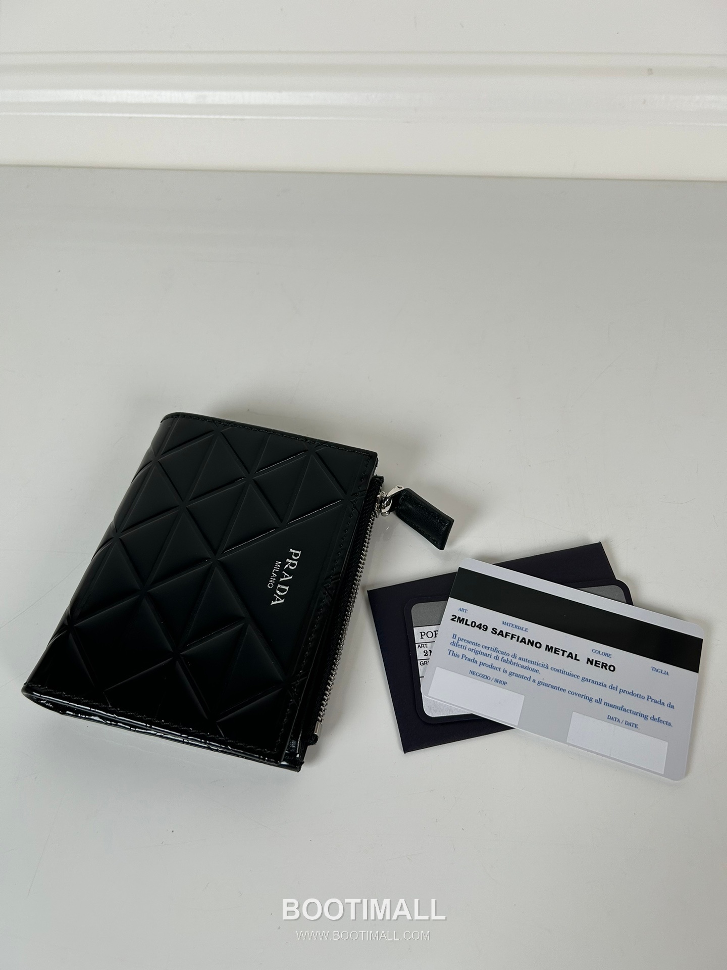 Prada Patent Quilted Calfskin Bi-Fold Wallet with Zip Coin Pocket Multi Slot Detail 프라다 페이턴트 퀼팅 카프스킨 지퍼 코인포켓 멀티 슬롯 반지갑 1ML049 11.5cm 4