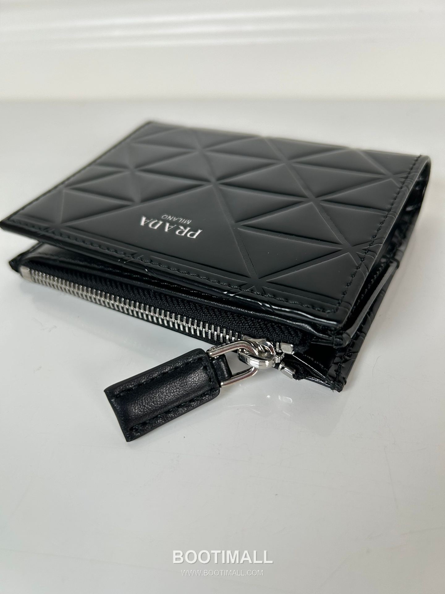 Prada Patent Quilted Calfskin Bi-Fold Wallet with Zip Coin Pocket Multi Slot Detail 프라다 페이턴트 퀼팅 카프스킨 지퍼 코인포켓 멀티 슬롯 반지갑 1ML049 11.5cm 5