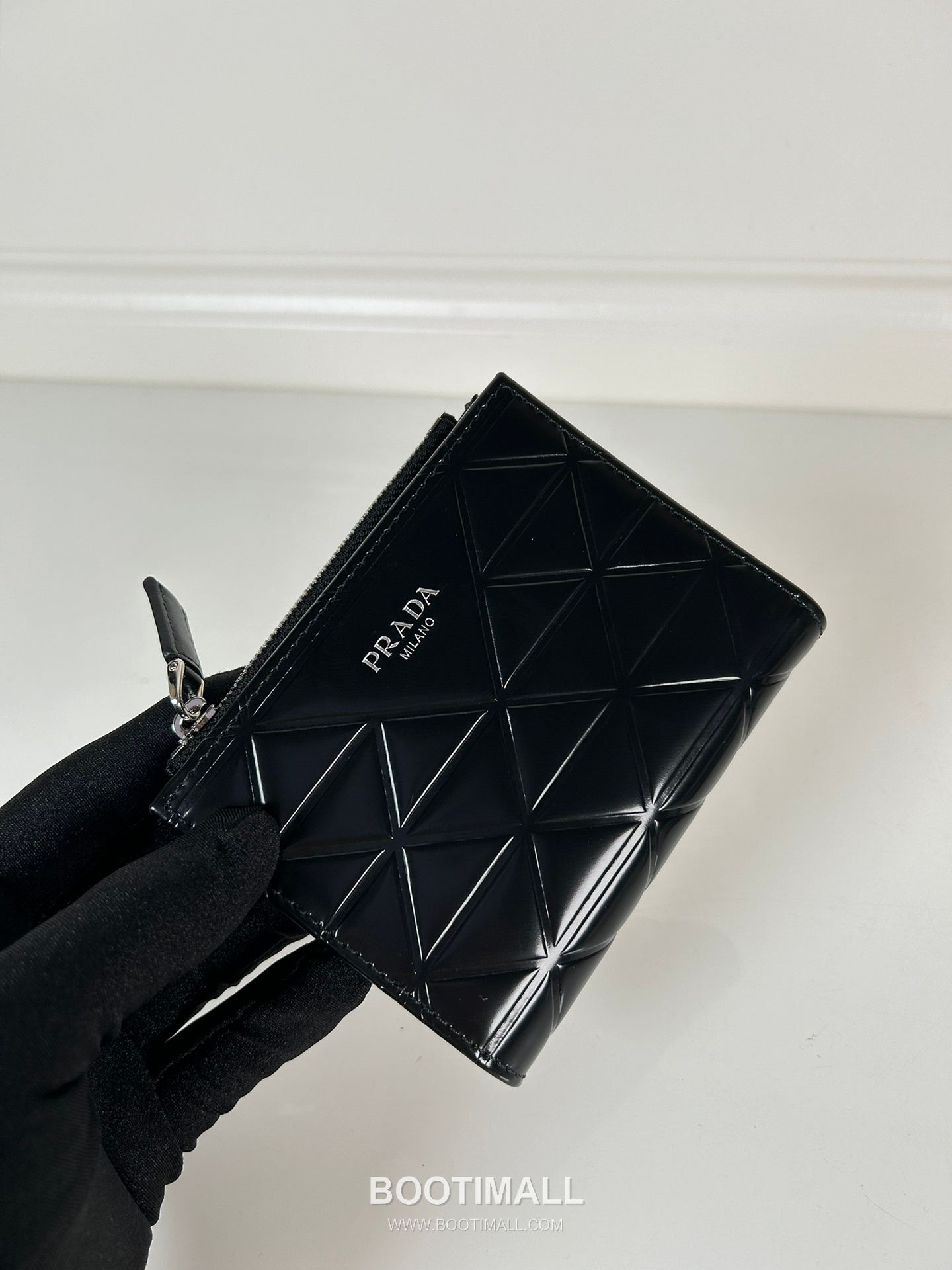 Prada Patent Quilted Calfskin Bi-Fold Wallet with Zip Coin Pocket Multi Slot Detail 프라다 페이턴트 퀼팅 카프스킨 지퍼 코인포켓 멀티 슬롯 반지갑 1ML049 11.5cm 6