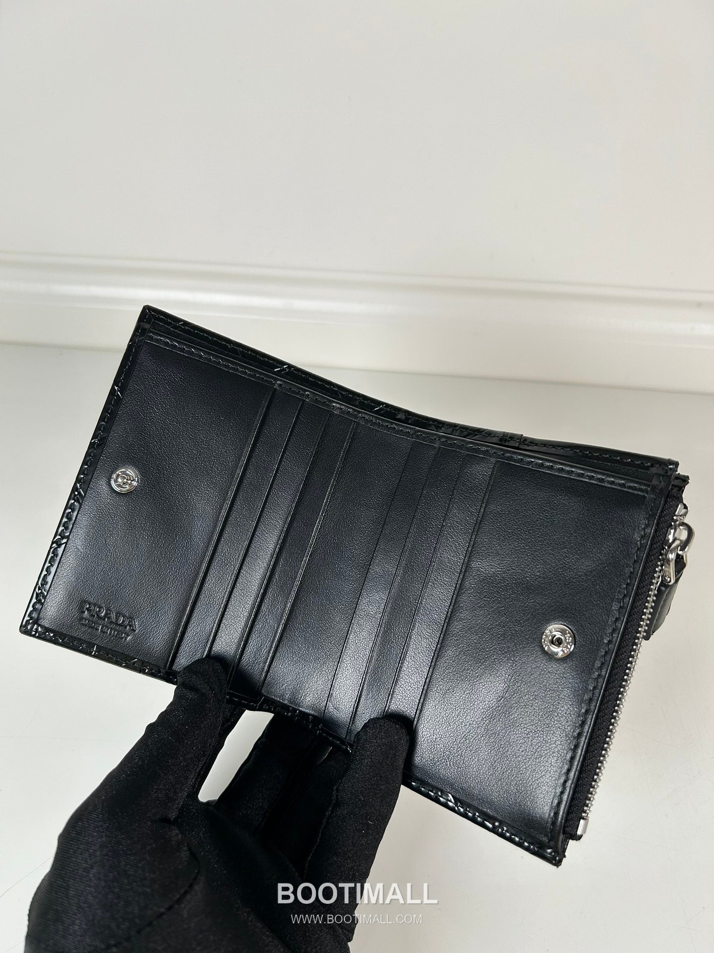 Prada Patent Quilted Calfskin Bi-Fold Wallet with Zip Coin Pocket Multi Slot Detail 프라다 페이턴트 퀼팅 카프스킨 지퍼 코인포켓 멀티 슬롯 반지갑 1ML049 11.5cm 7