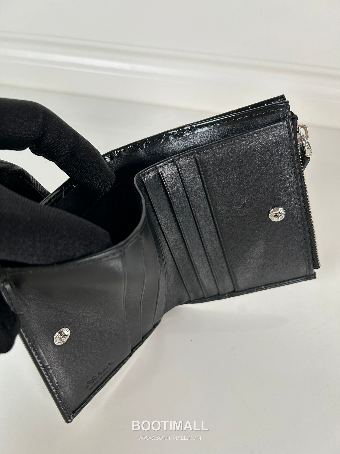 Prada Patent Quilted Calfskin Bi-Fold Wallet with Zip Coin Pocket Multi Slot Detail 프라다 페이턴트 퀼팅 카프스킨 지퍼 코인포켓 멀티 슬롯 반지갑 1ML049 11.5cm 8