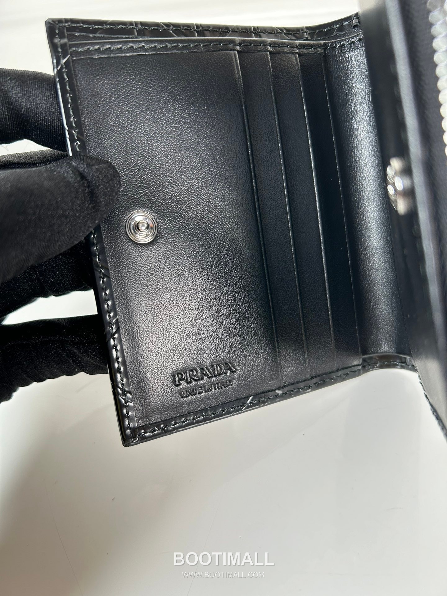 Prada Patent Quilted Calfskin Bi-Fold Wallet with Zip Coin Pocket Multi Slot Detail 프라다 페이턴트 퀼팅 카프스킨 지퍼 코인포켓 멀티 슬롯 반지갑 1ML049 11.5cm 9