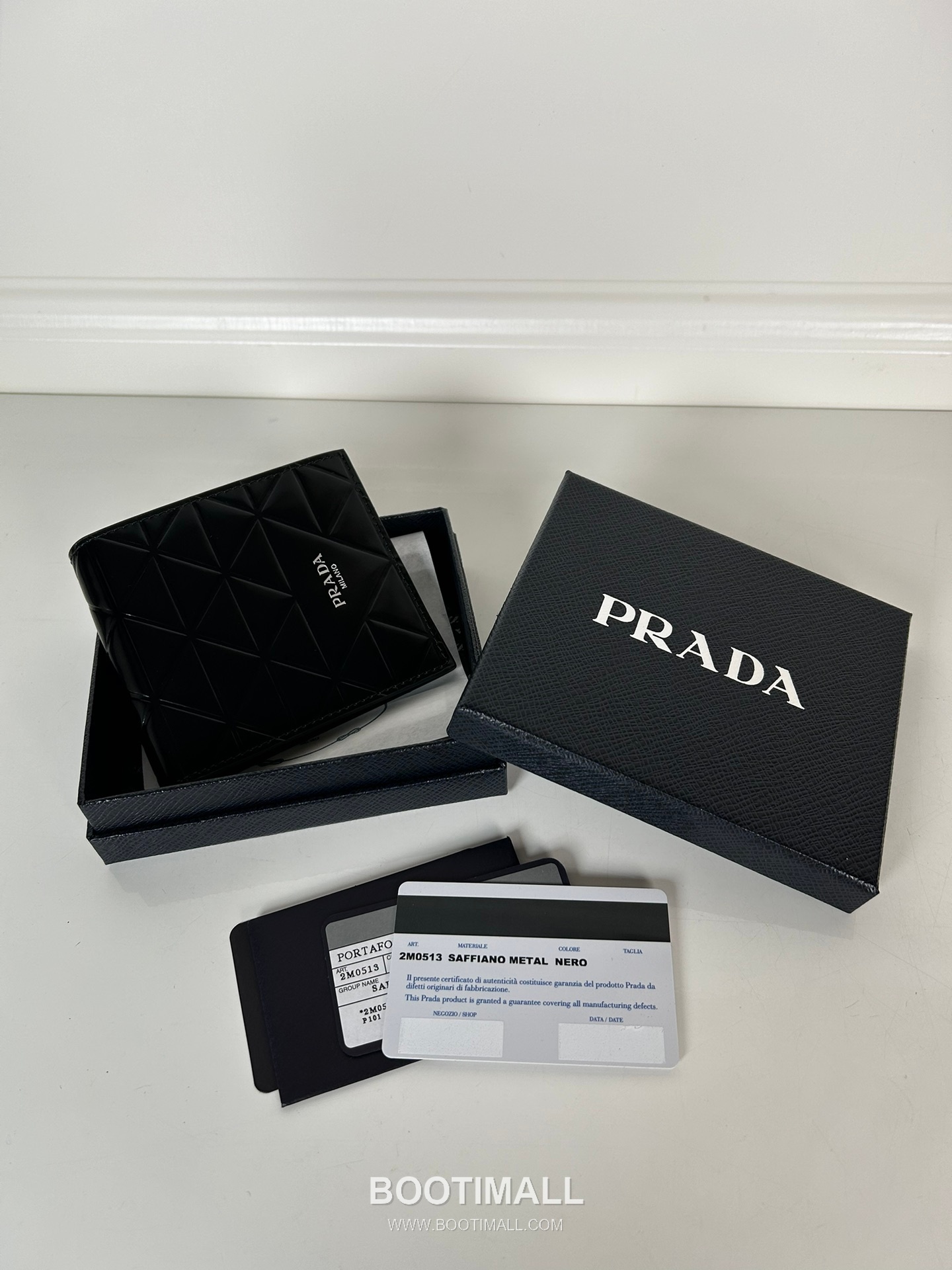 Prada Patent Quilted Calfskin Bi-Fold Wallet with Multi Card Slot Detail 프라다 페이턴트 퀼팅 카프스킨 멀티 카드 슬롯 반지갑 2M0513 11cm 1