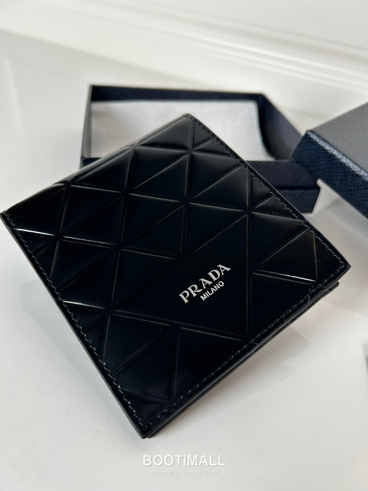 Prada Patent Quilted Calfskin Bi-Fold Wallet with Multi Card Slot Detail 프라다 페이턴트 퀼팅 카프스킨 멀티 카드 슬롯 반지갑 2M0513 11cm 5