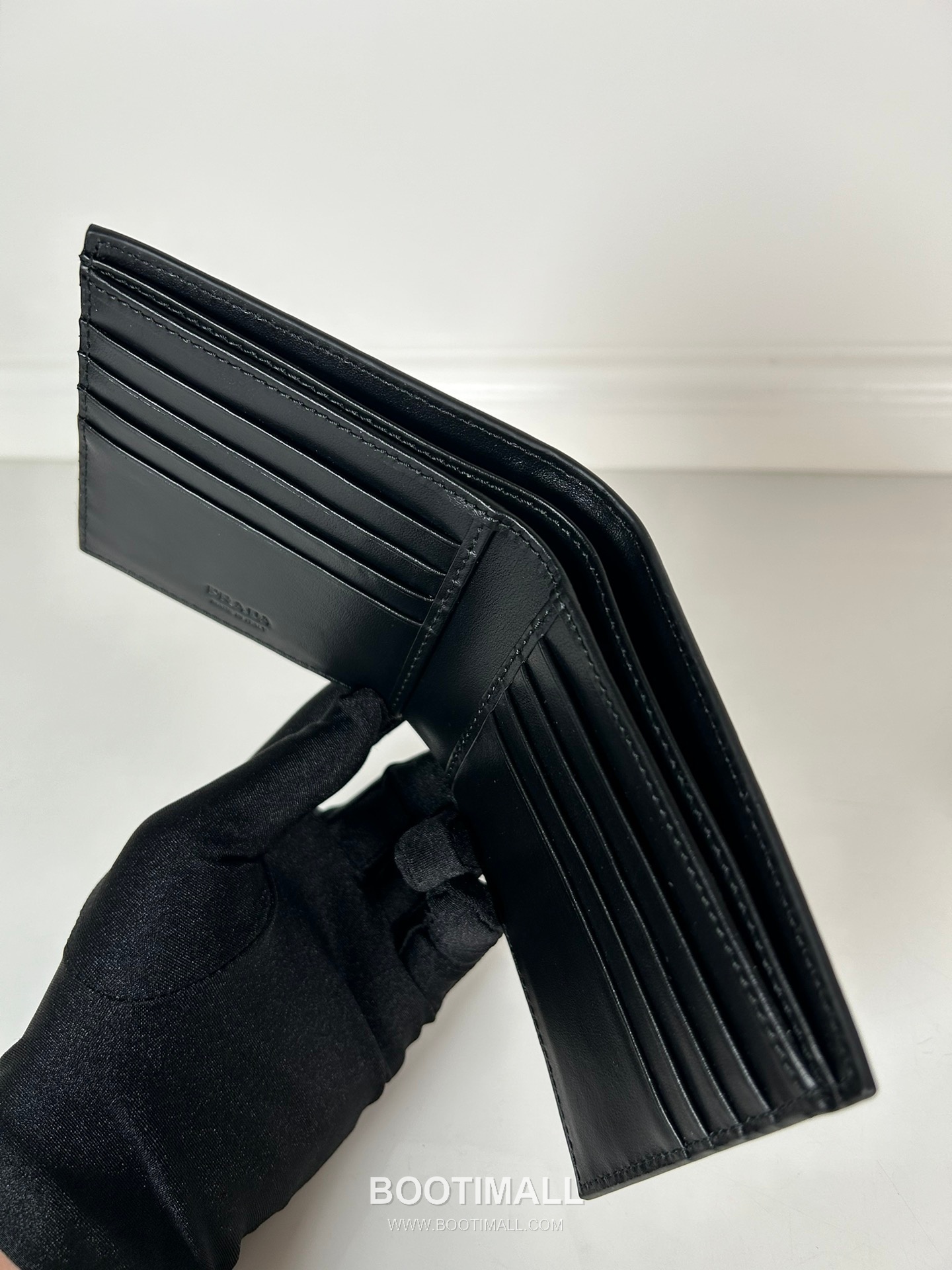 Prada Patent Quilted Calfskin Bi-Fold Wallet with Multi Card Slot Detail 프라다 페이턴트 퀼팅 카프스킨 멀티 카드 슬롯 반지갑 2M0513 11cm 8