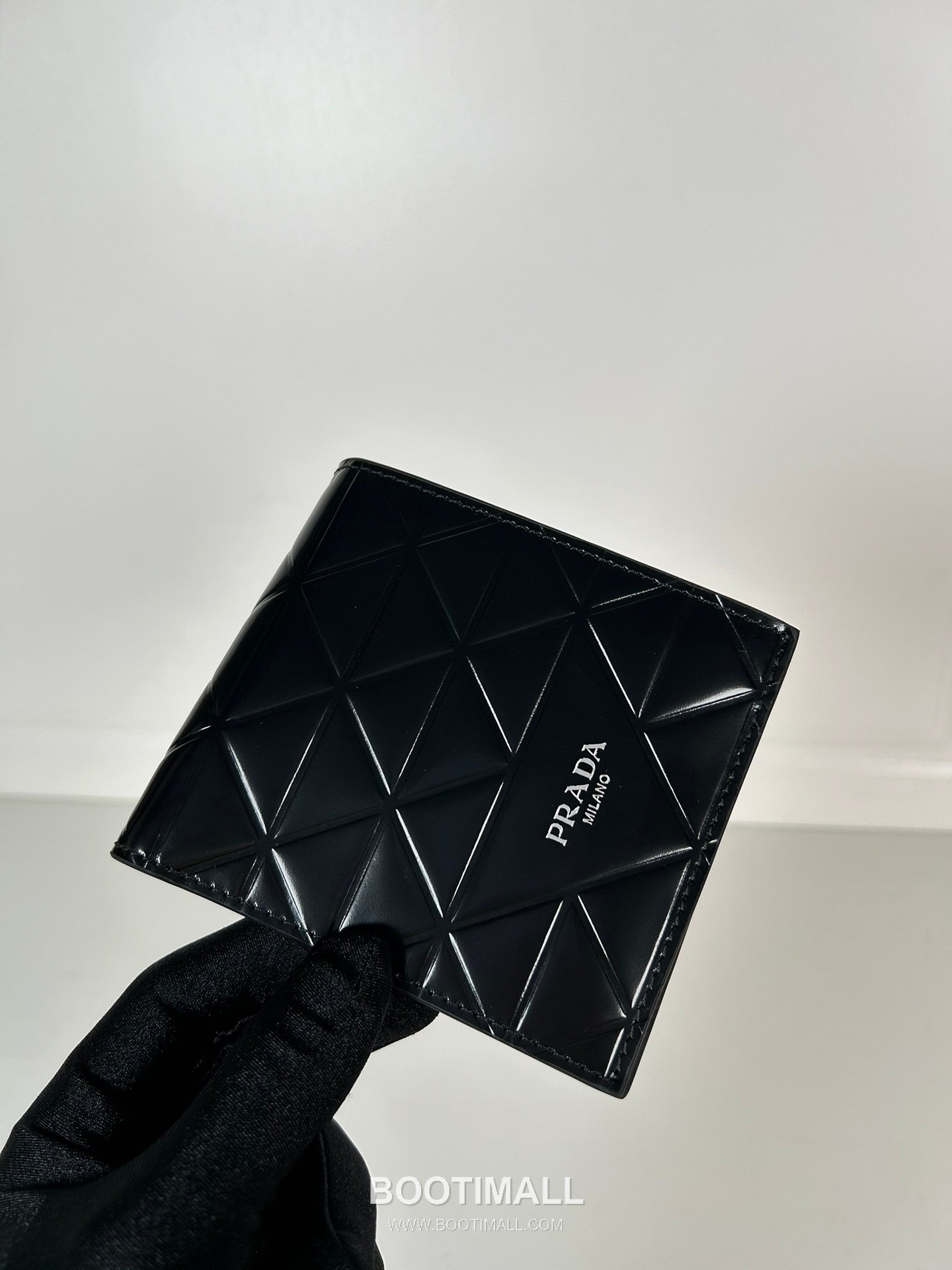 Prada Patent Quilted Calfskin Bi-Fold Wallet with Multi Card Slot Detail 프라다 페이턴트 퀼팅 카프스킨 멀티 카드 슬롯 반지갑 2M0513 11cm 9