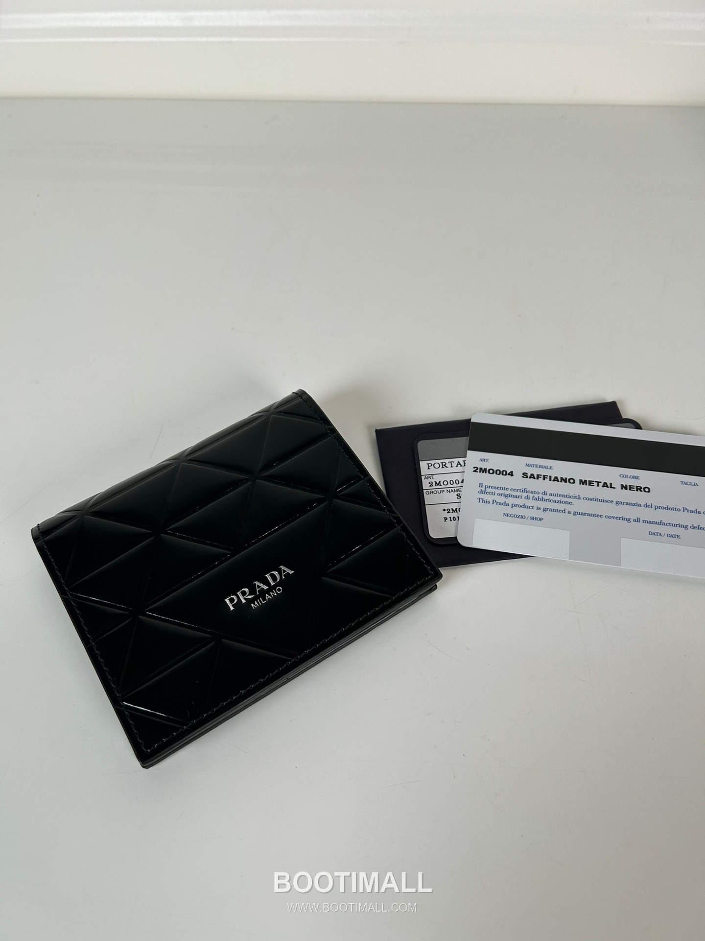 Prada Patent Quilted Calfskin Bi-Fold Wallet with Multi Card Slot Detail 프라다 페이턴트 퀼팅 카프스킨 멀티 카드 슬롯 반지갑 2MO004 10cm 3