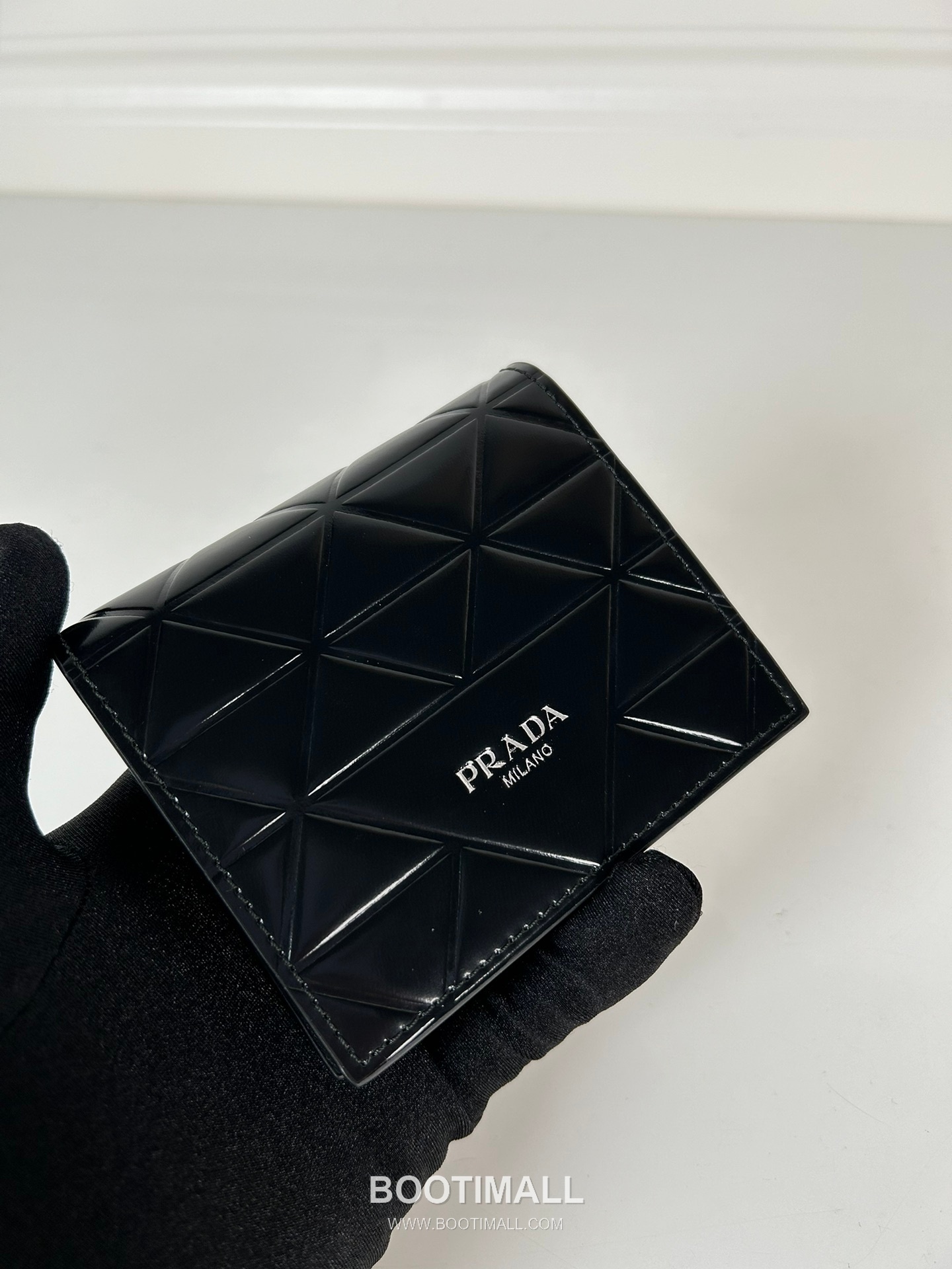 Prada Patent Quilted Calfskin Bi-Fold Wallet with Multi Card Slot Detail 프라다 페이턴트 퀼팅 카프스킨 멀티 카드 슬롯 반지갑 2MO004 10cm 4