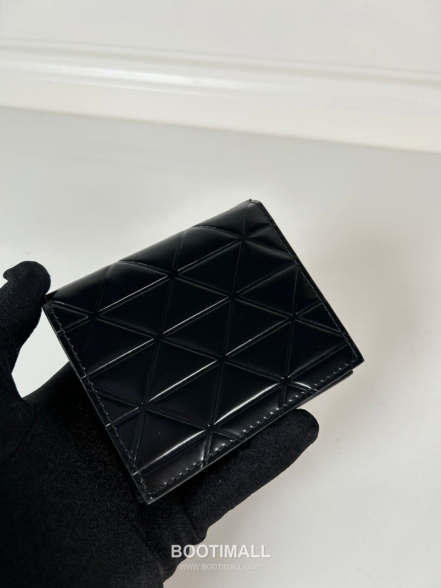 Prada Patent Quilted Calfskin Bi-Fold Wallet with Multi Card Slot Detail 프라다 페이턴트 퀼팅 카프스킨 멀티 카드 슬롯 반지갑 2MO004 10cm 5