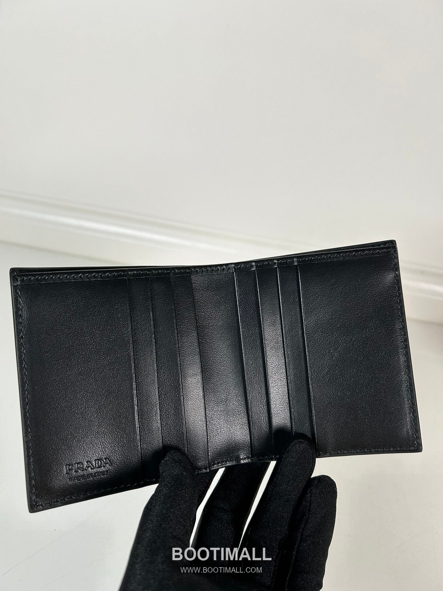 Prada Patent Quilted Calfskin Bi-Fold Wallet with Multi Card Slot Detail 프라다 페이턴트 퀼팅 카프스킨 멀티 카드 슬롯 반지갑 2MO004 10cm 6