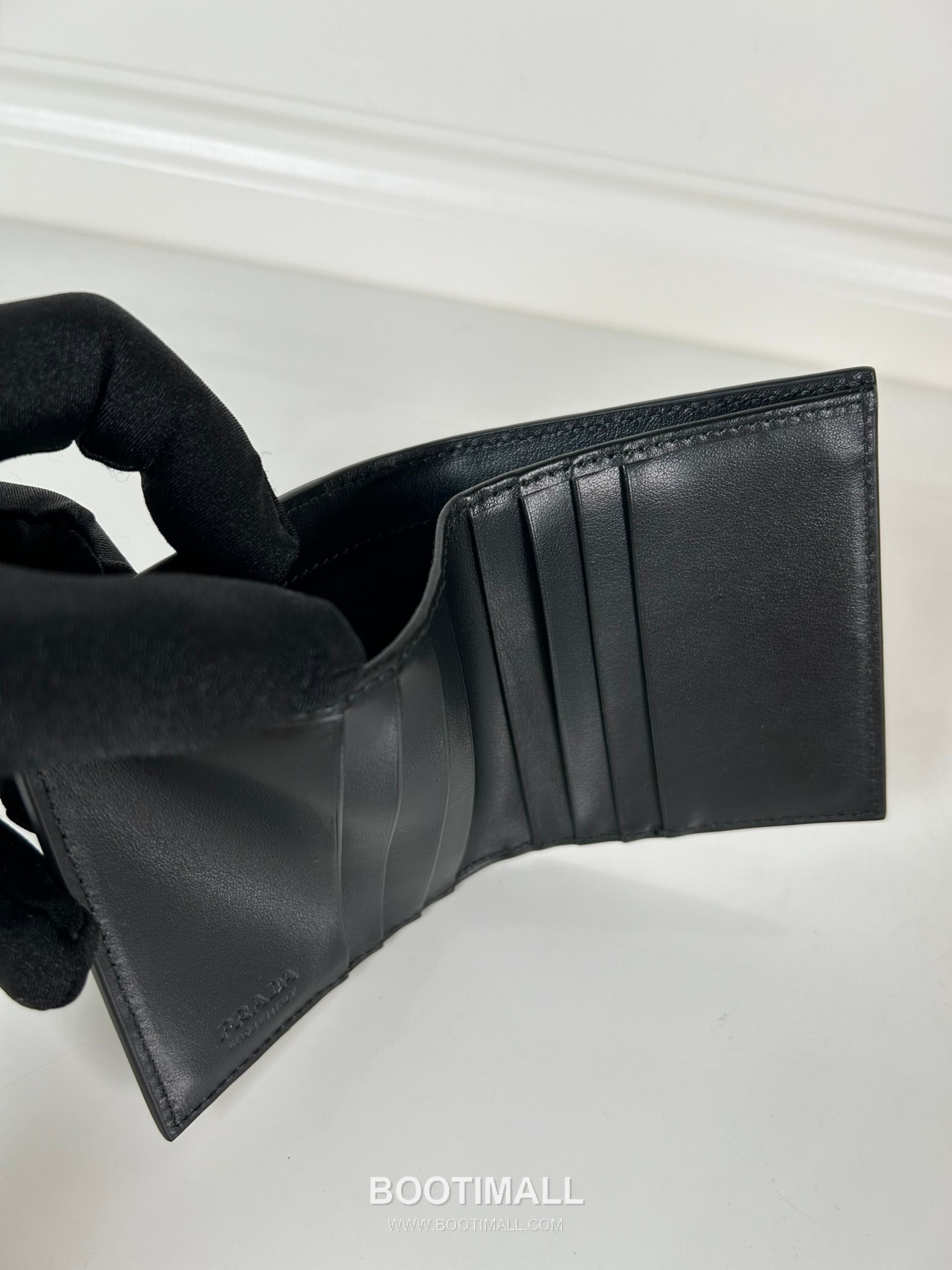 Prada Patent Quilted Calfskin Bi-Fold Wallet with Multi Card Slot Detail 프라다 페이턴트 퀼팅 카프스킨 멀티 카드 슬롯 반지갑 2MO004 10cm 7