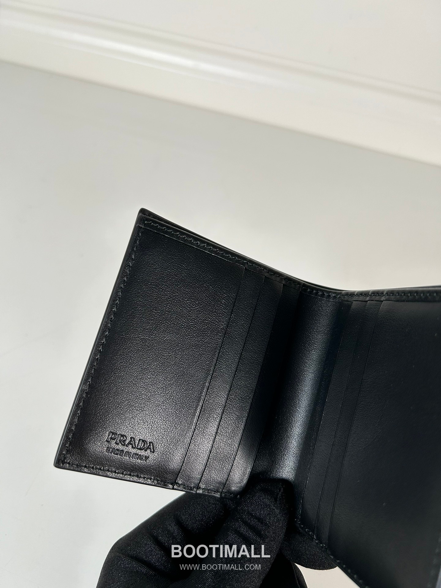 Prada Patent Quilted Calfskin Bi-Fold Wallet with Multi Card Slot Detail 프라다 페이턴트 퀼팅 카프스킨 멀티 카드 슬롯 반지갑 2MO004 10cm 8